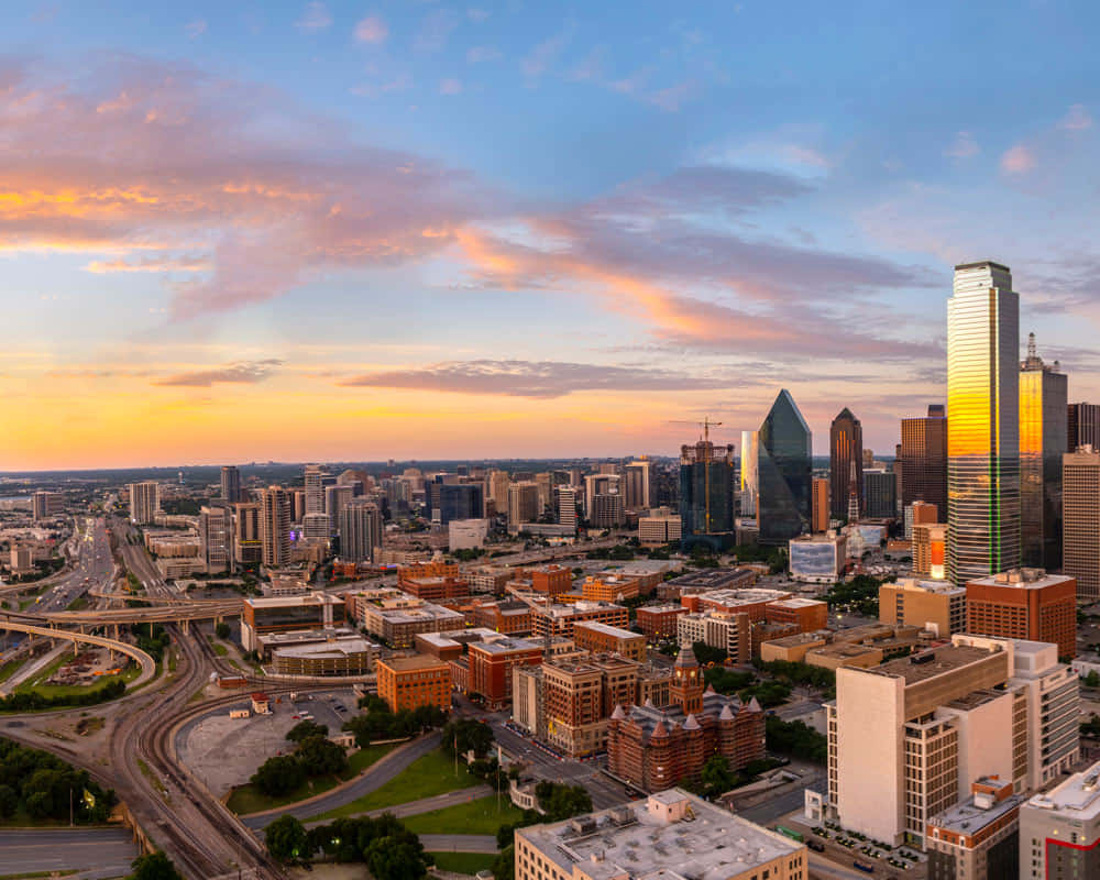 Glorious Sunset Over Dallas Skyline Wallpaper