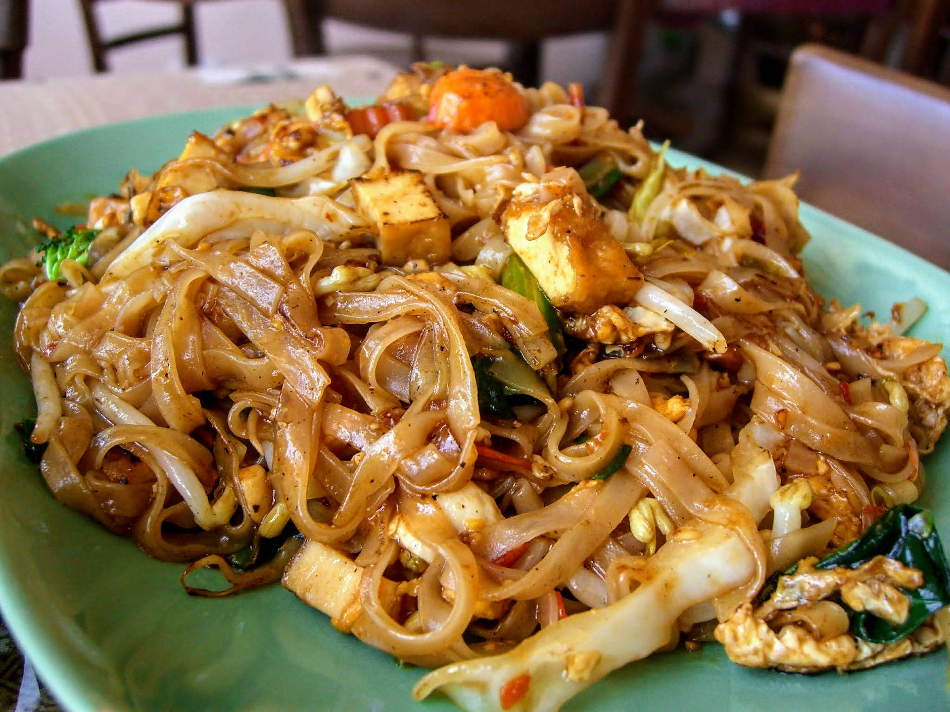 Glispaghetti Di Pad Thai Lucidi Con Verdure E Tofu Sfondo