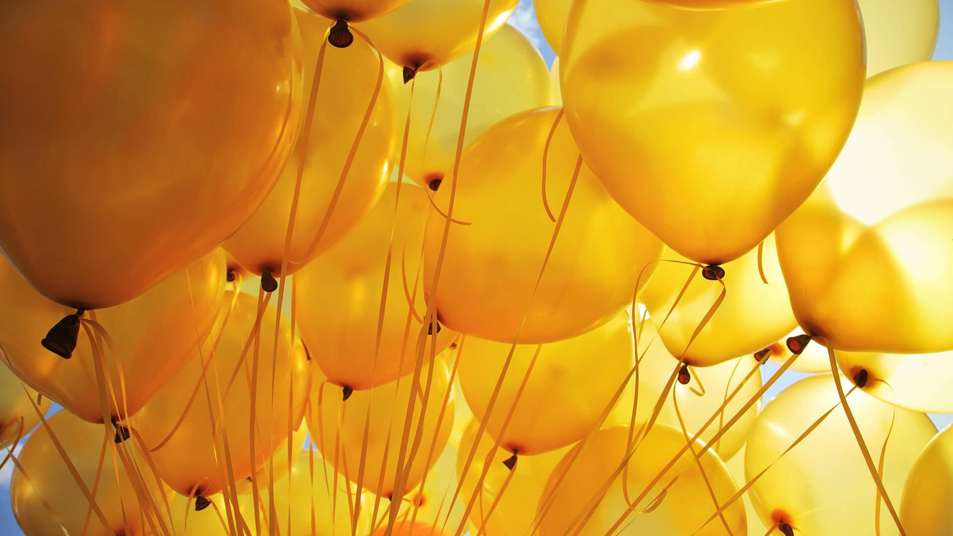 Glossy Pastel Yellow Balloons Wallpaper