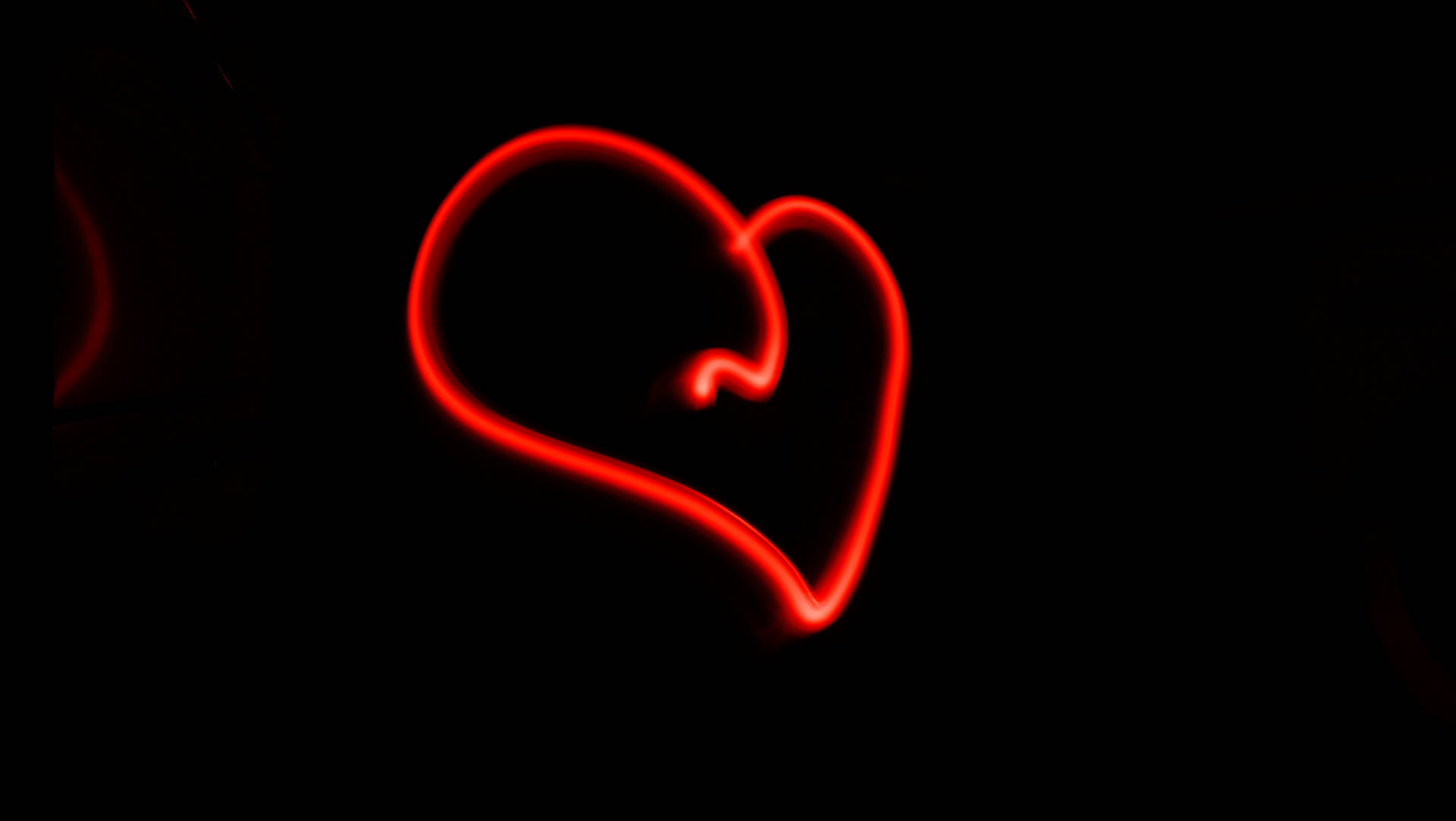 Glowin The Dark Heart: Hjärta Som Lyser I Mörkret. Wallpaper