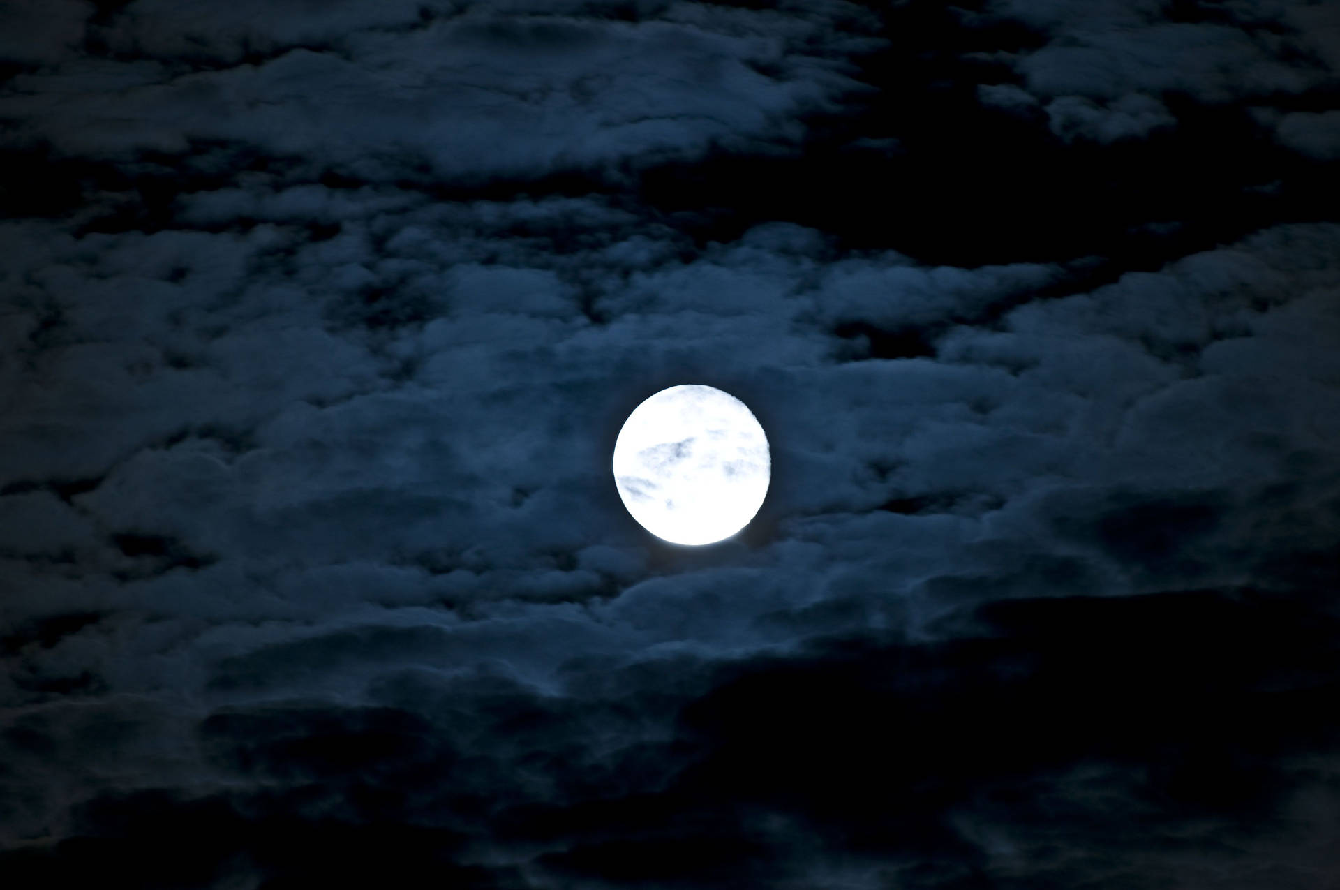 Glødende smuk måne i mørk himmel Wallpaper