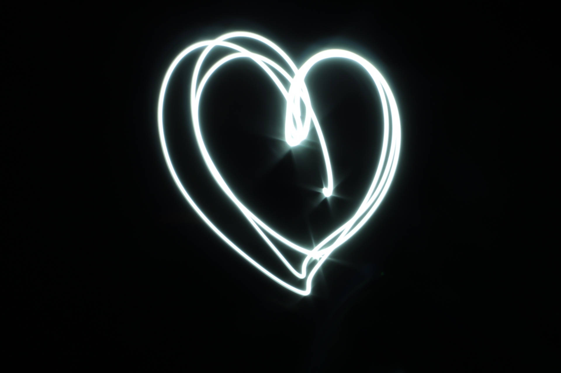 Glowing Black Heart Aesthetic Wallpaper