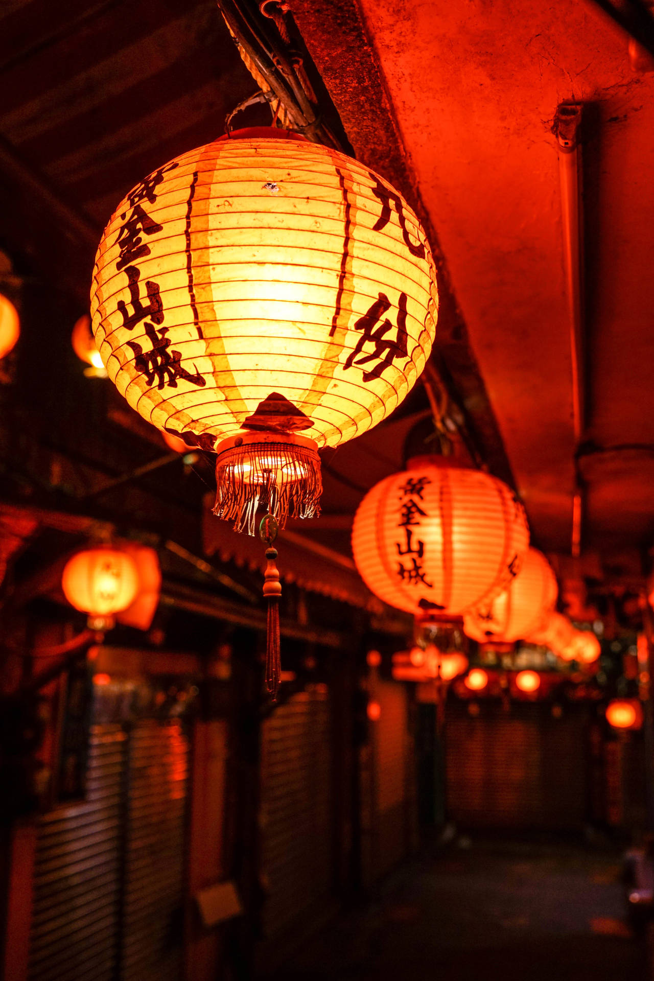 Glowing Chinese Lanterns Wallpaper