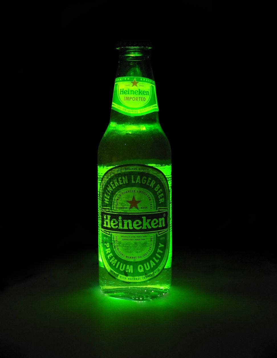 Leuchtendeneon-grüne Heineken Lager Bierflasche Wallpaper