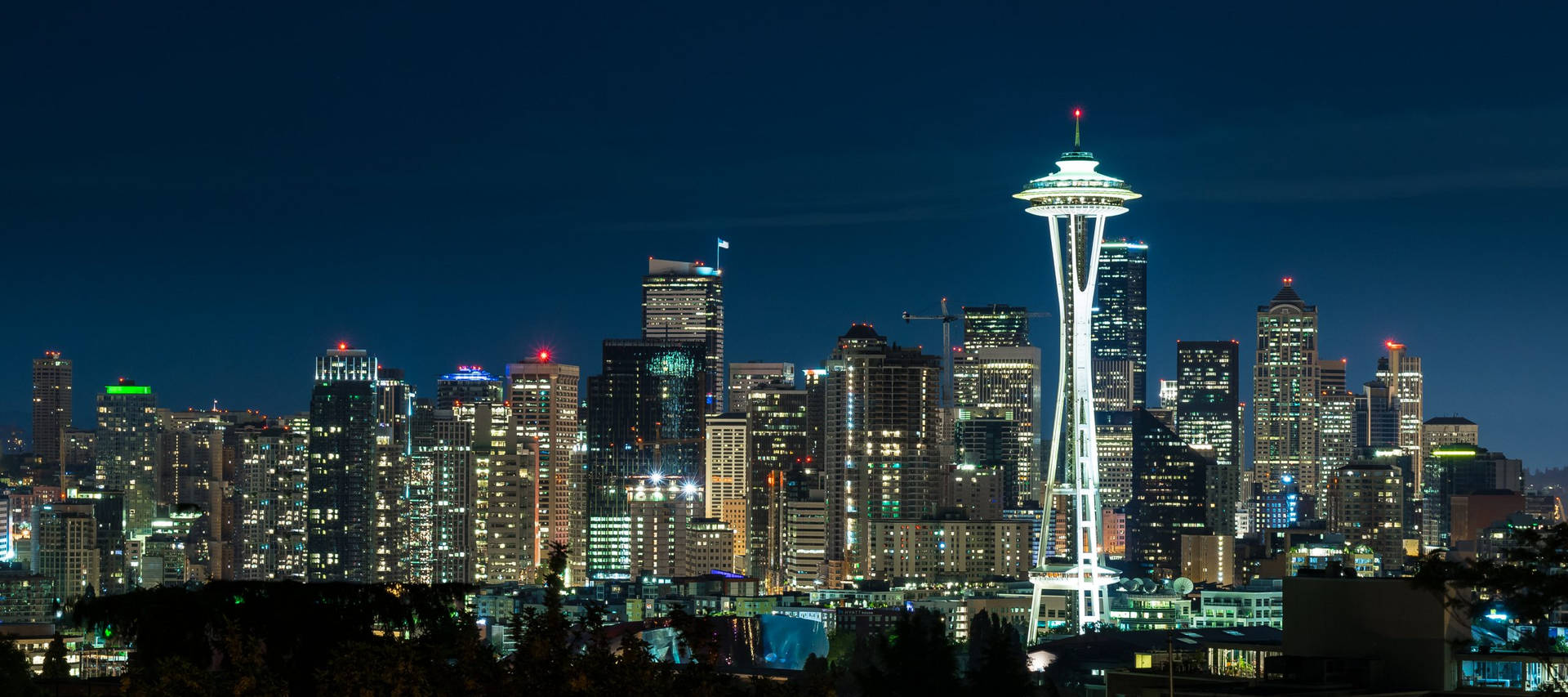 Resplandecientespace Needle Del Skyline De Washington Seattle. Fondo de pantalla