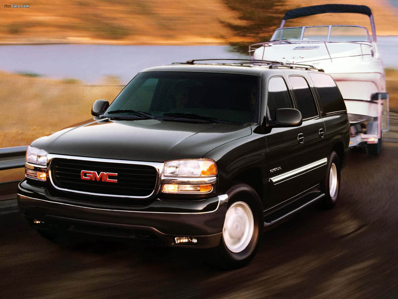 Gmc Yukon Stylé Sur La Route Fond d'écran