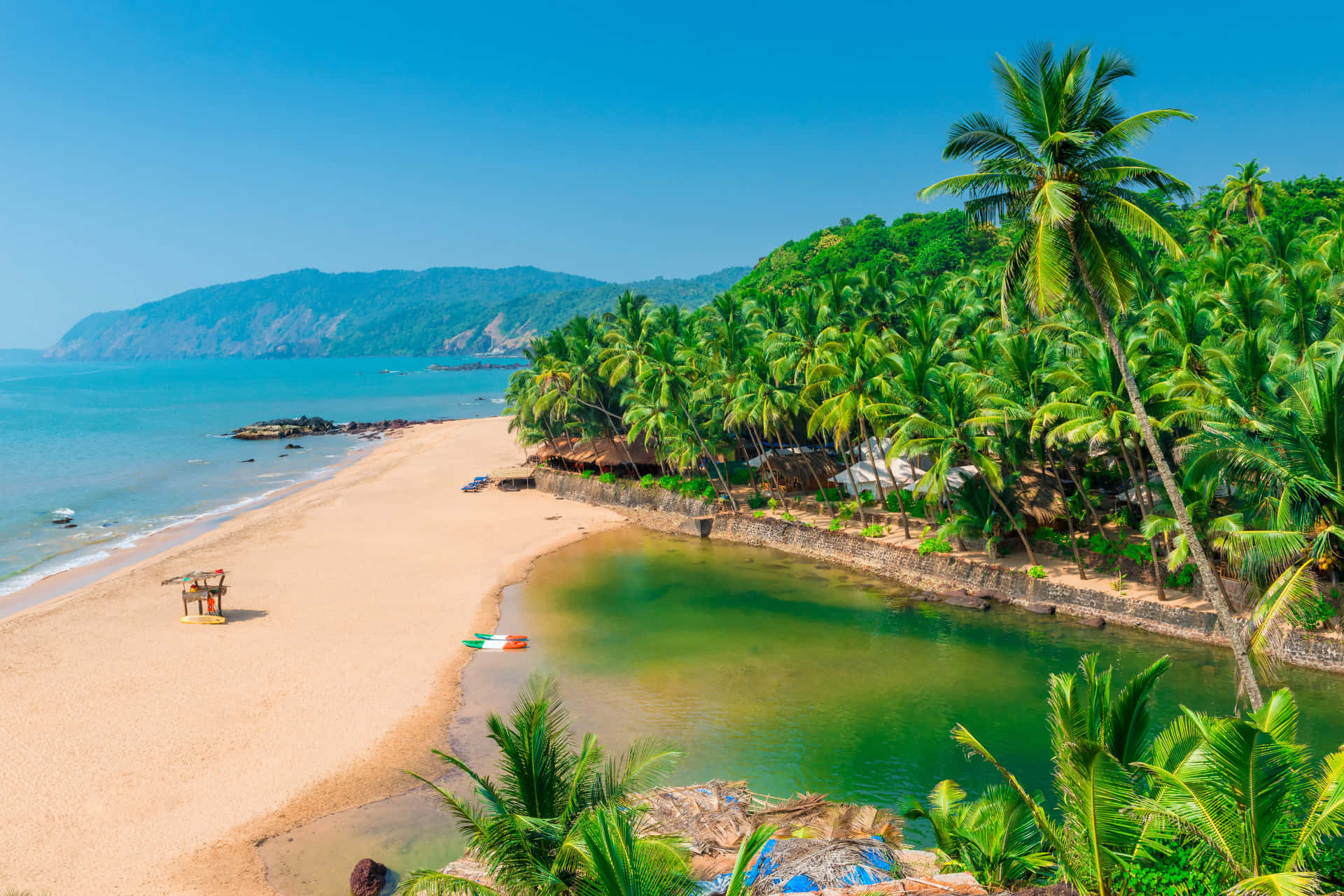 Enjoy the magnificent beauty of Goa beach.