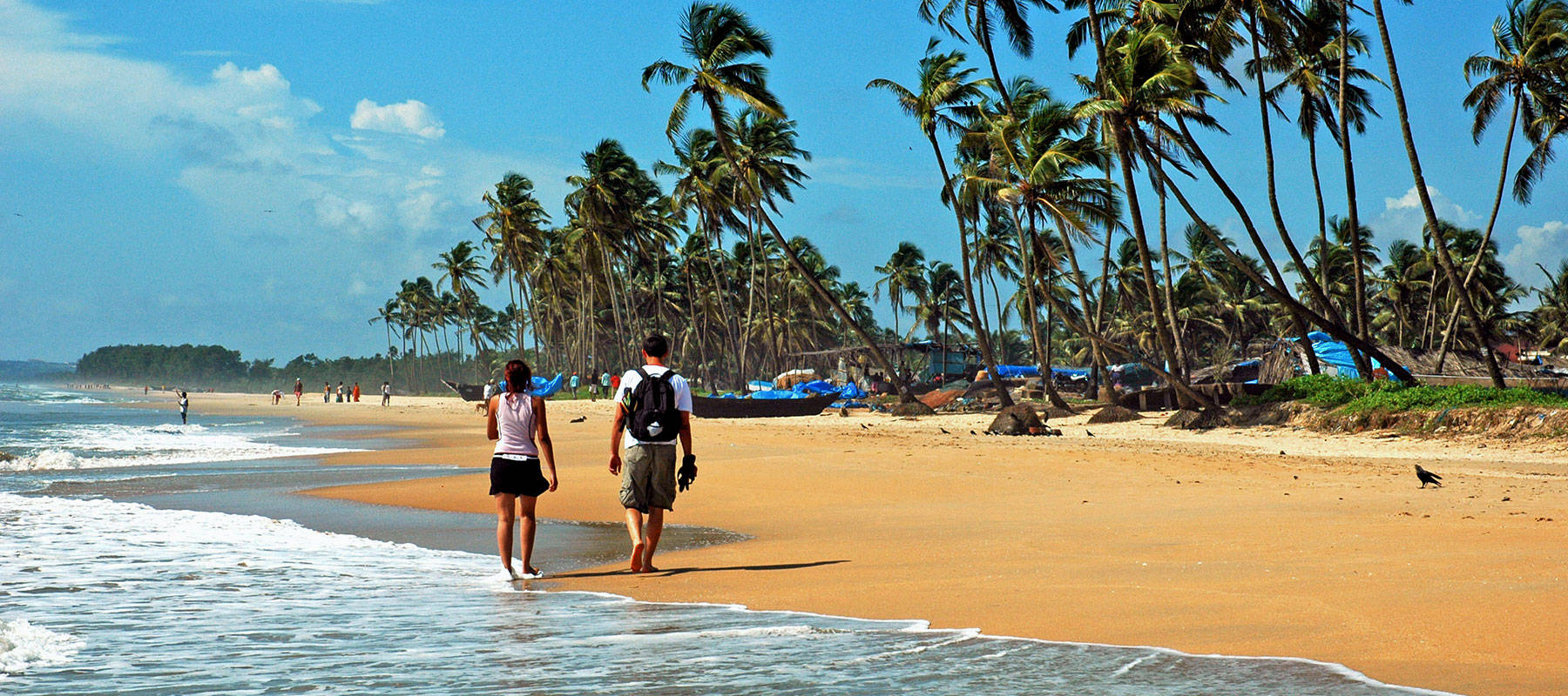 Personascaminando En La Playa De Goa, India. Fondo de pantalla