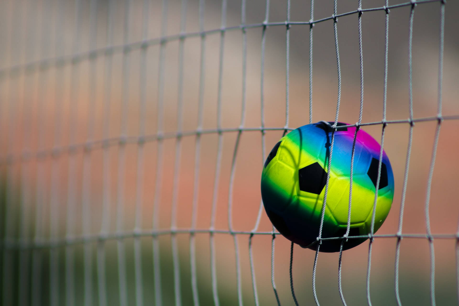 Objetivoy Un Balón De Fútbol Multicolor En Alta Definición. Fondo de pantalla