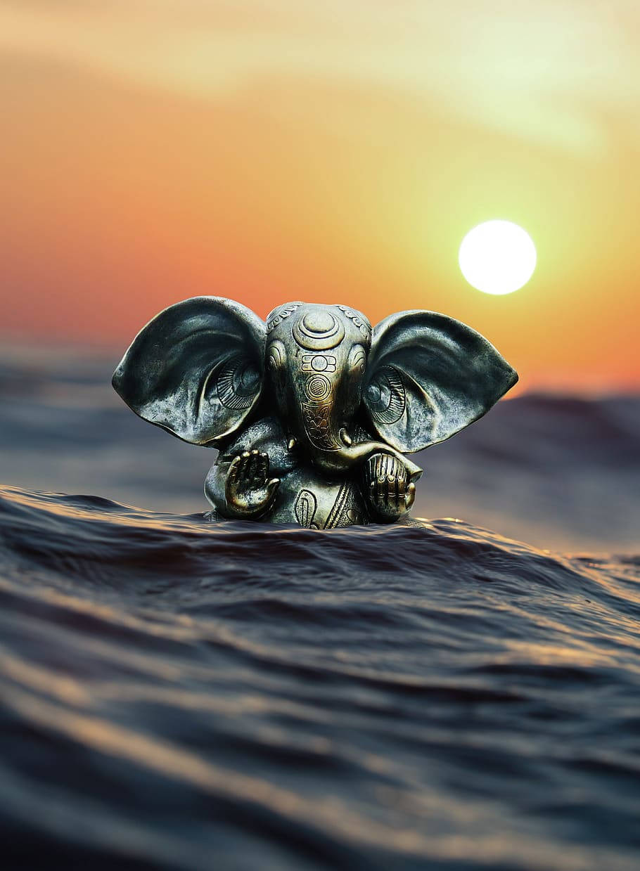 Statuetta Di God Mobile Ganesha Sul Tramonto Sull'oceano Sfondo