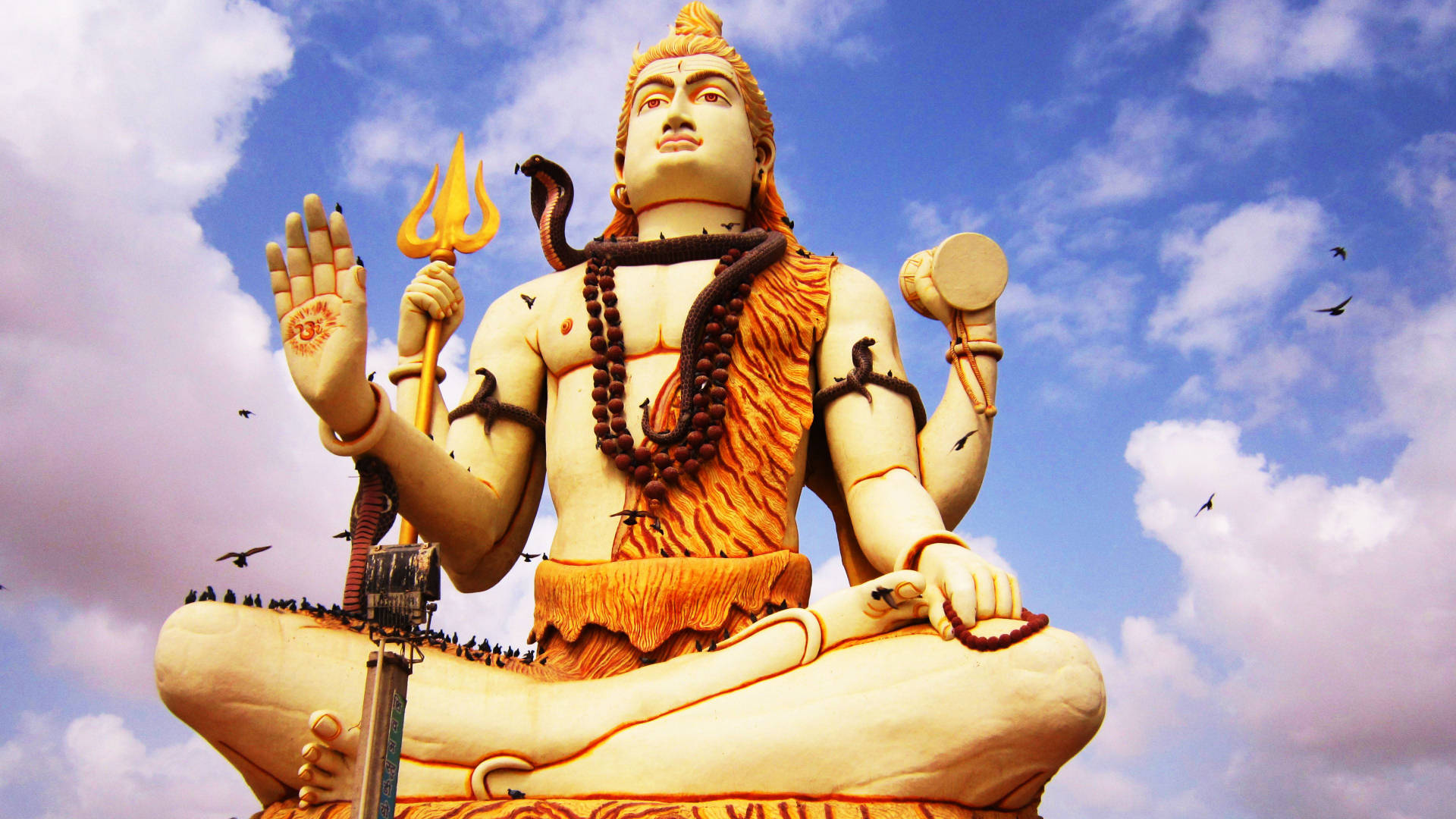 Gud Shiva mod et skyet himmel tapet Wallpaper