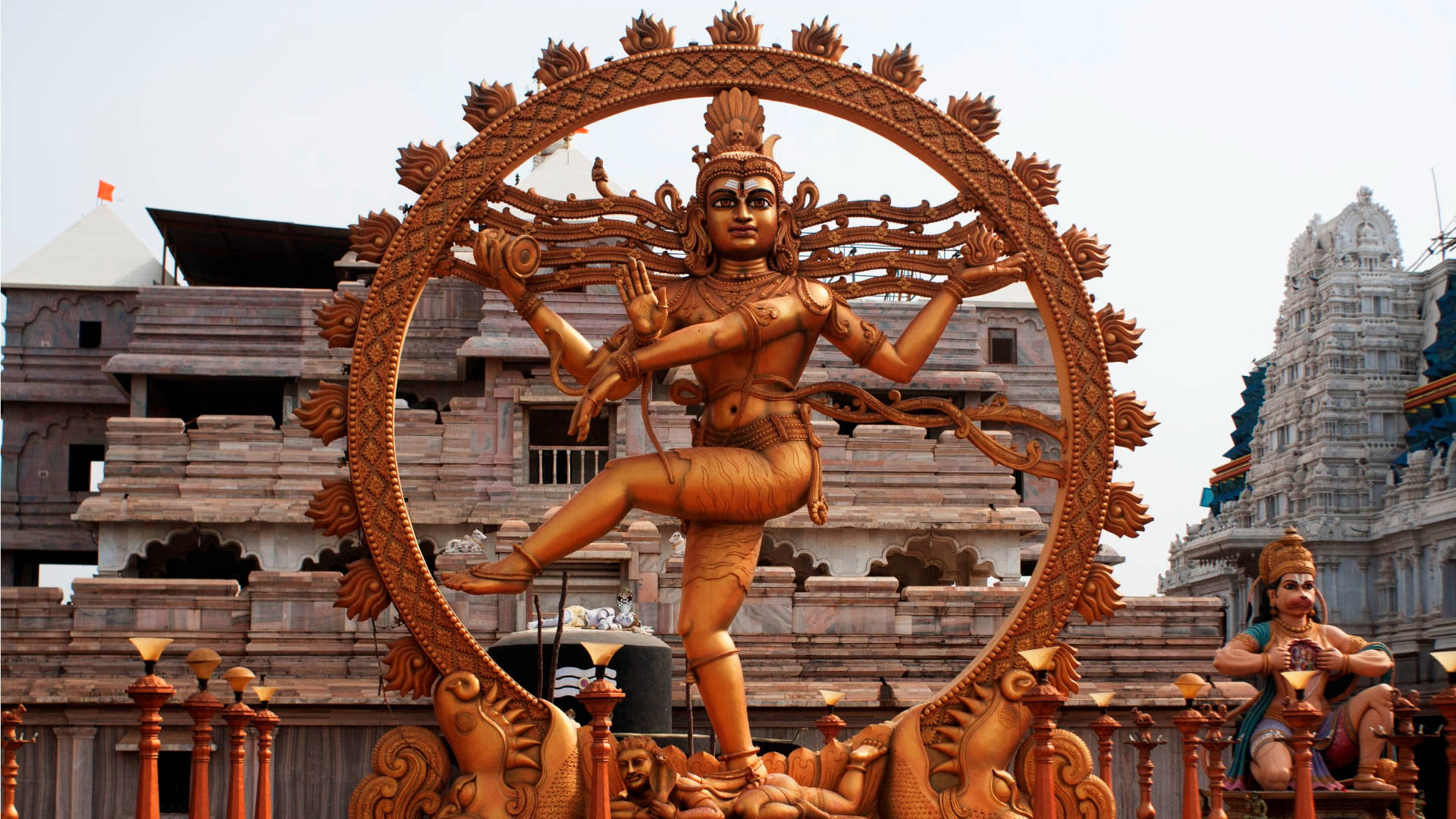 Statuevon Gott Shiva Vor Einem Tempel Wallpaper