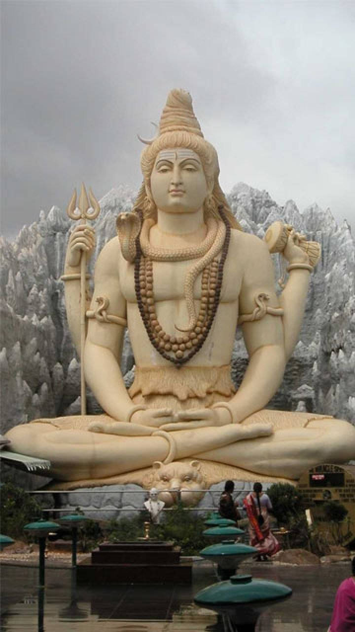 God Shiva Statue With Tourists Wallpaper