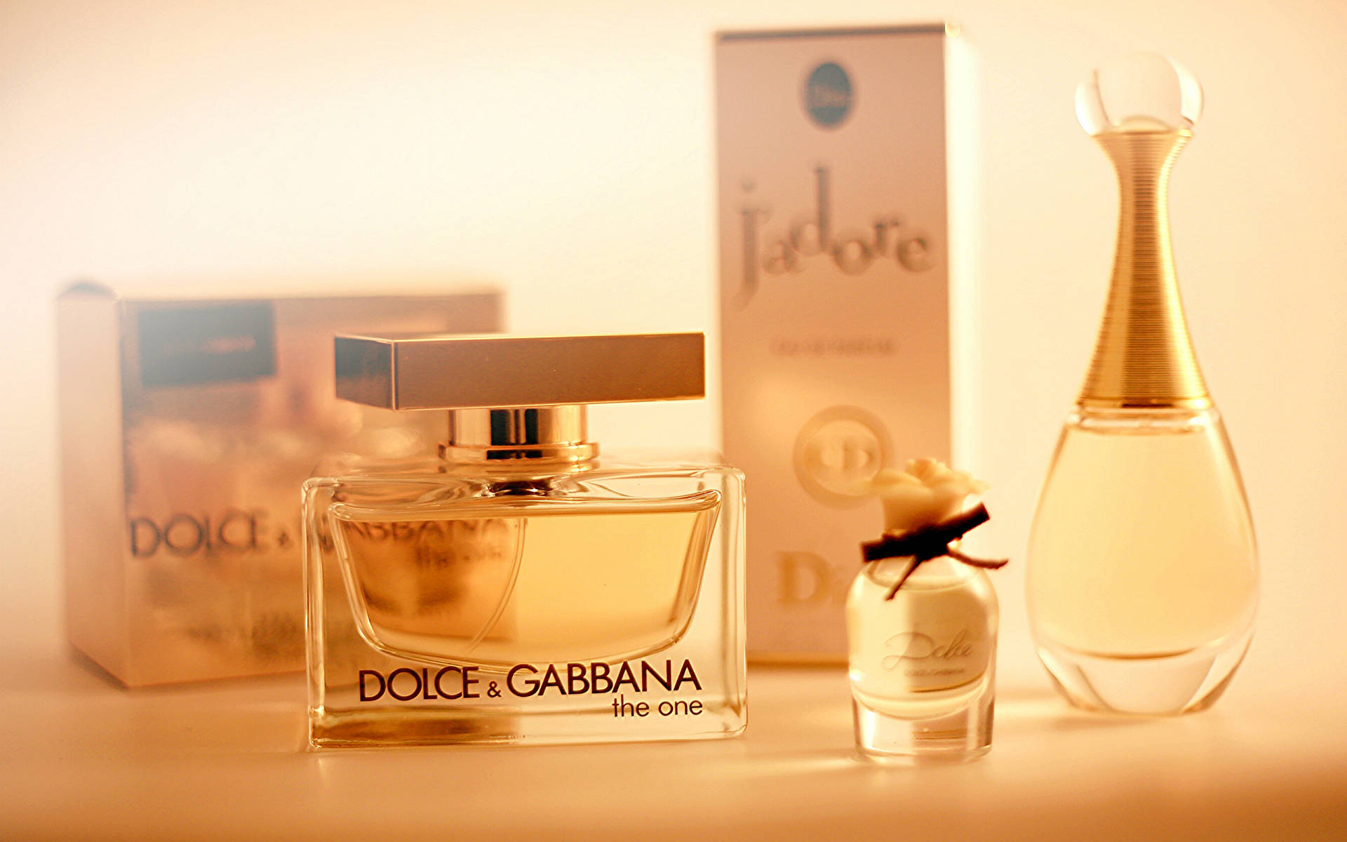Guld aesthetic Dolce And Gabbana parfume Wallpaper