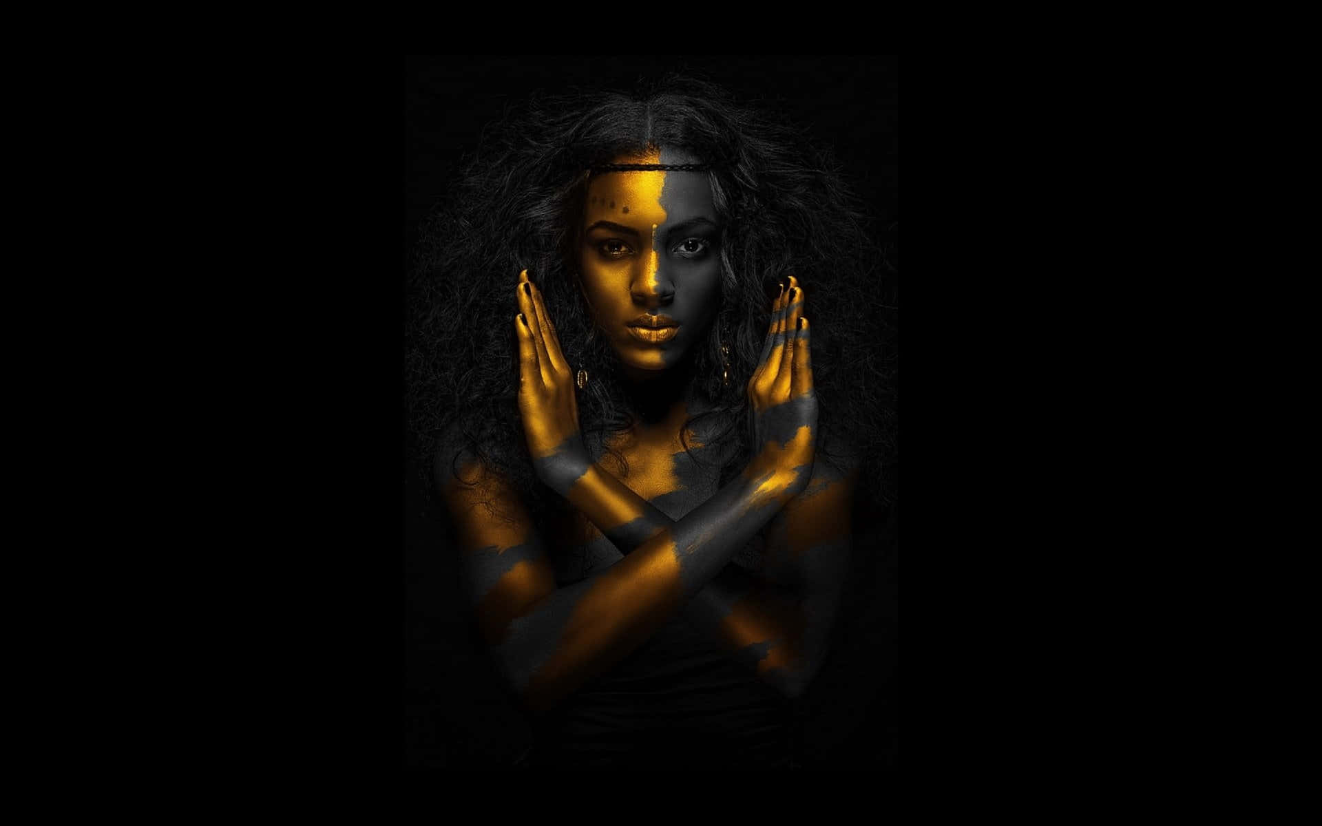 Afrikanischefrau, Goldener Hintergrund Mit Schwarzen Elementen