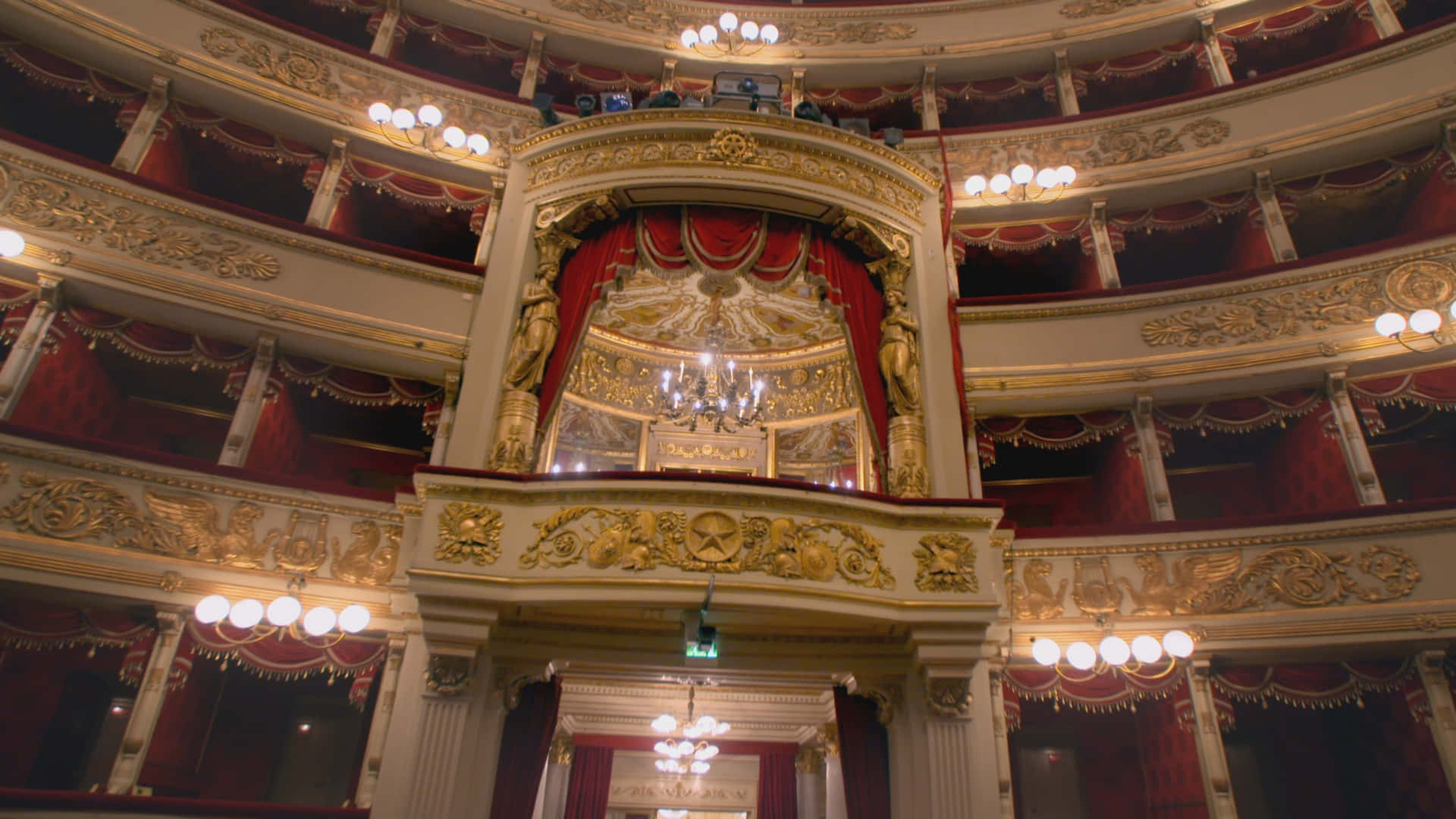 Guldfärgadmonter Vid La Scala-operahuset. Wallpaper