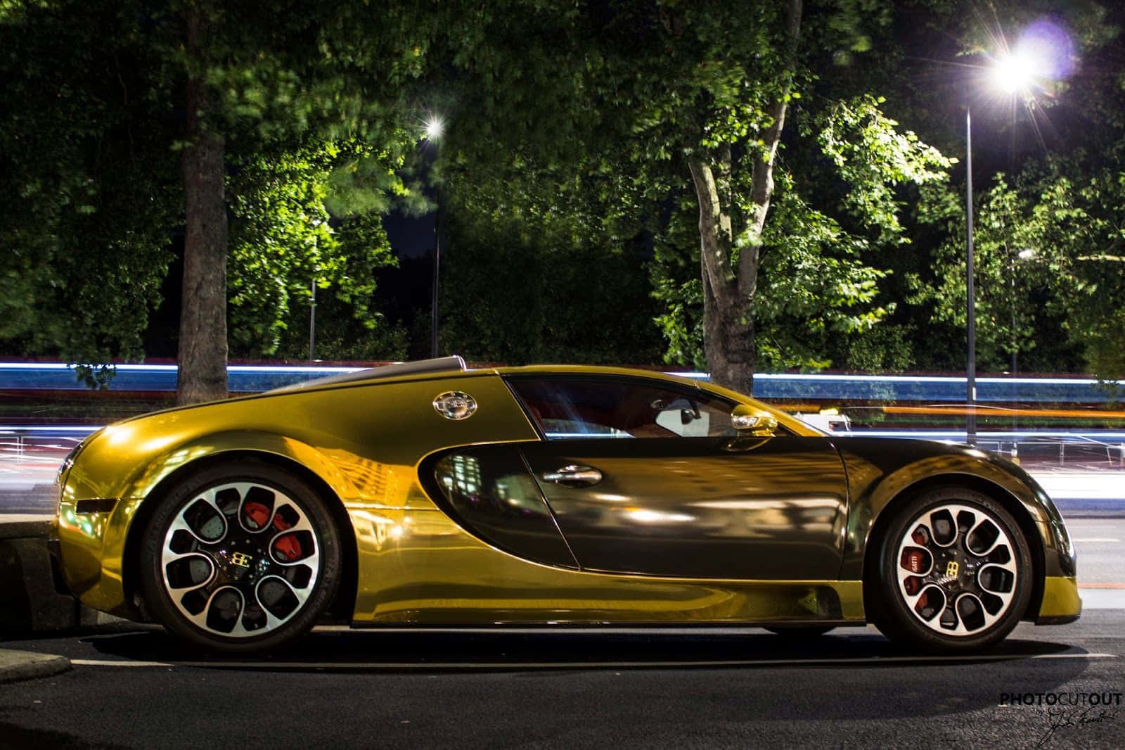 En gylden Bugatti Veyron, der triller igennem bylandskabet Wallpaper