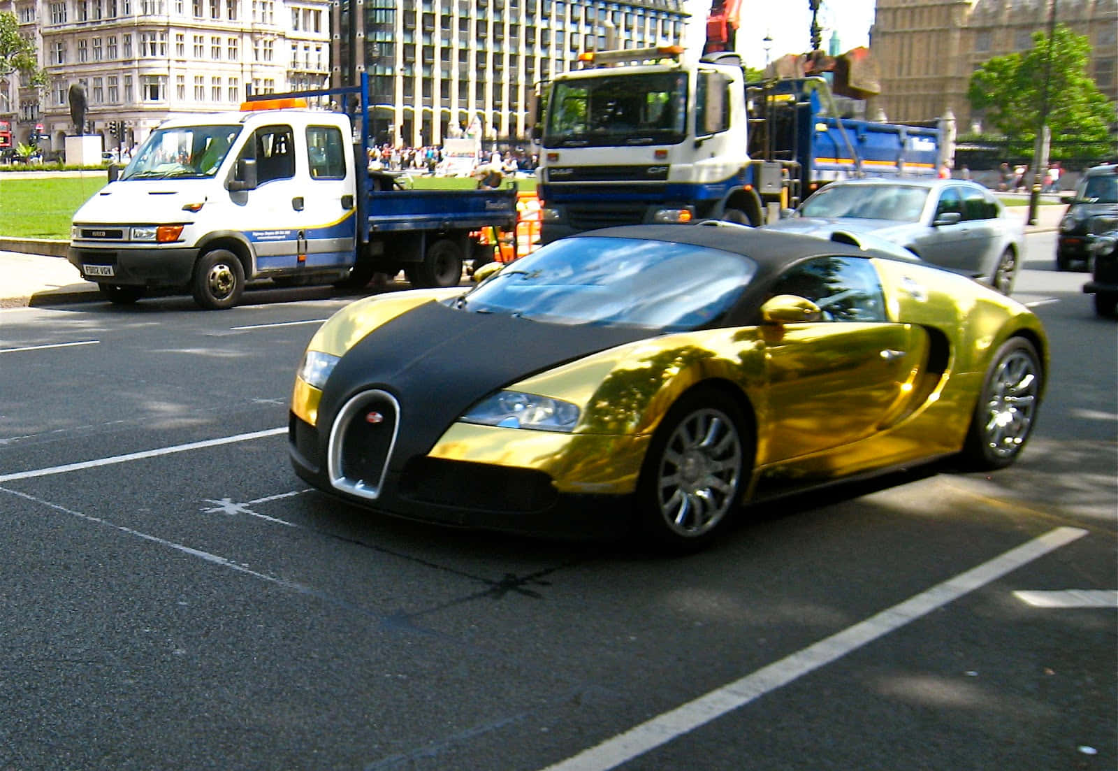 !Luksus møder kraft med den ikoniske Guld Bugatti Veyron! Wallpaper