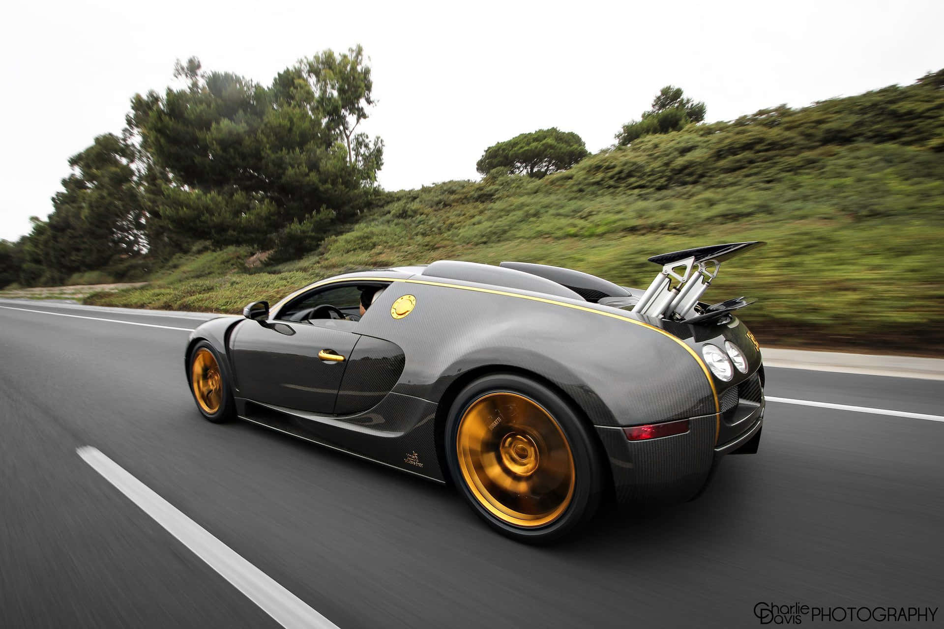 Bugatti Veyron - et sort og guld sportsbil mønster Wallpaper