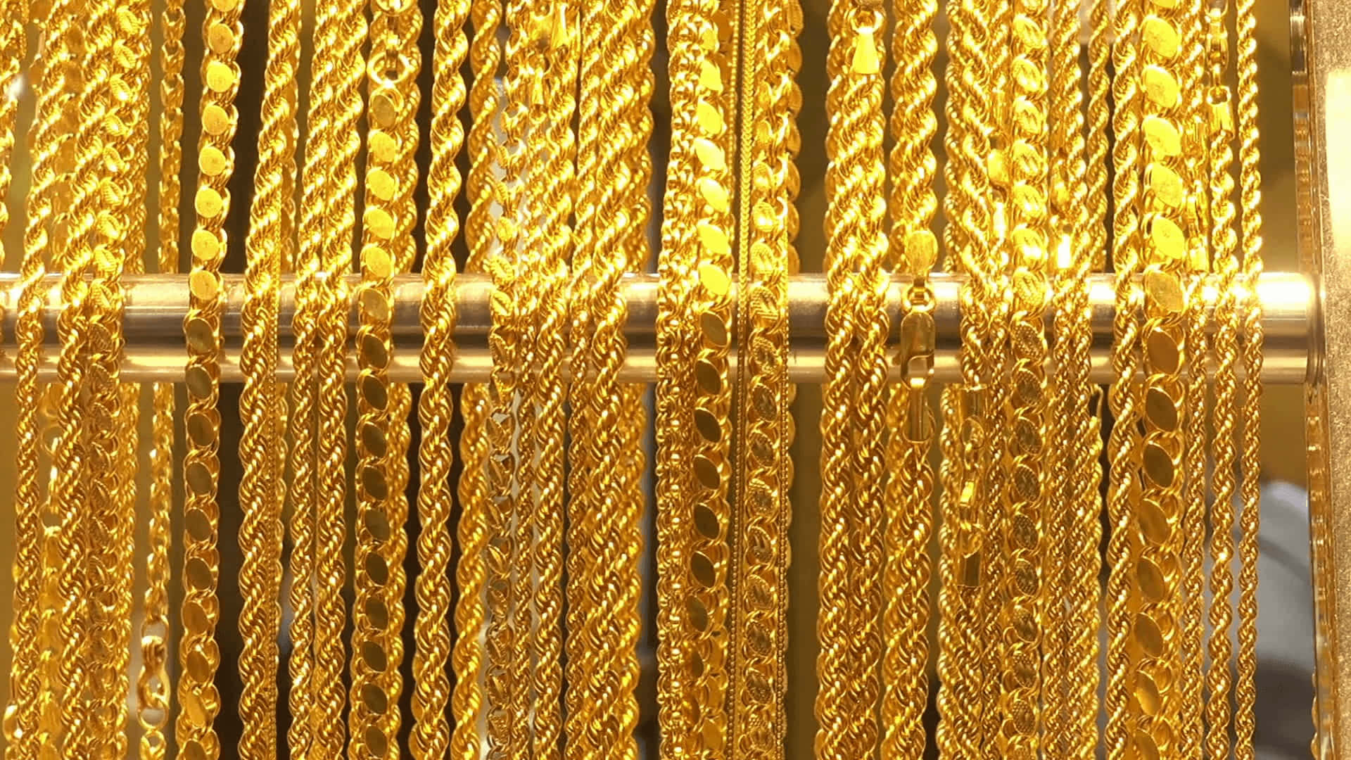 Stunning Gold Chain for Every Occasion Wallpaper