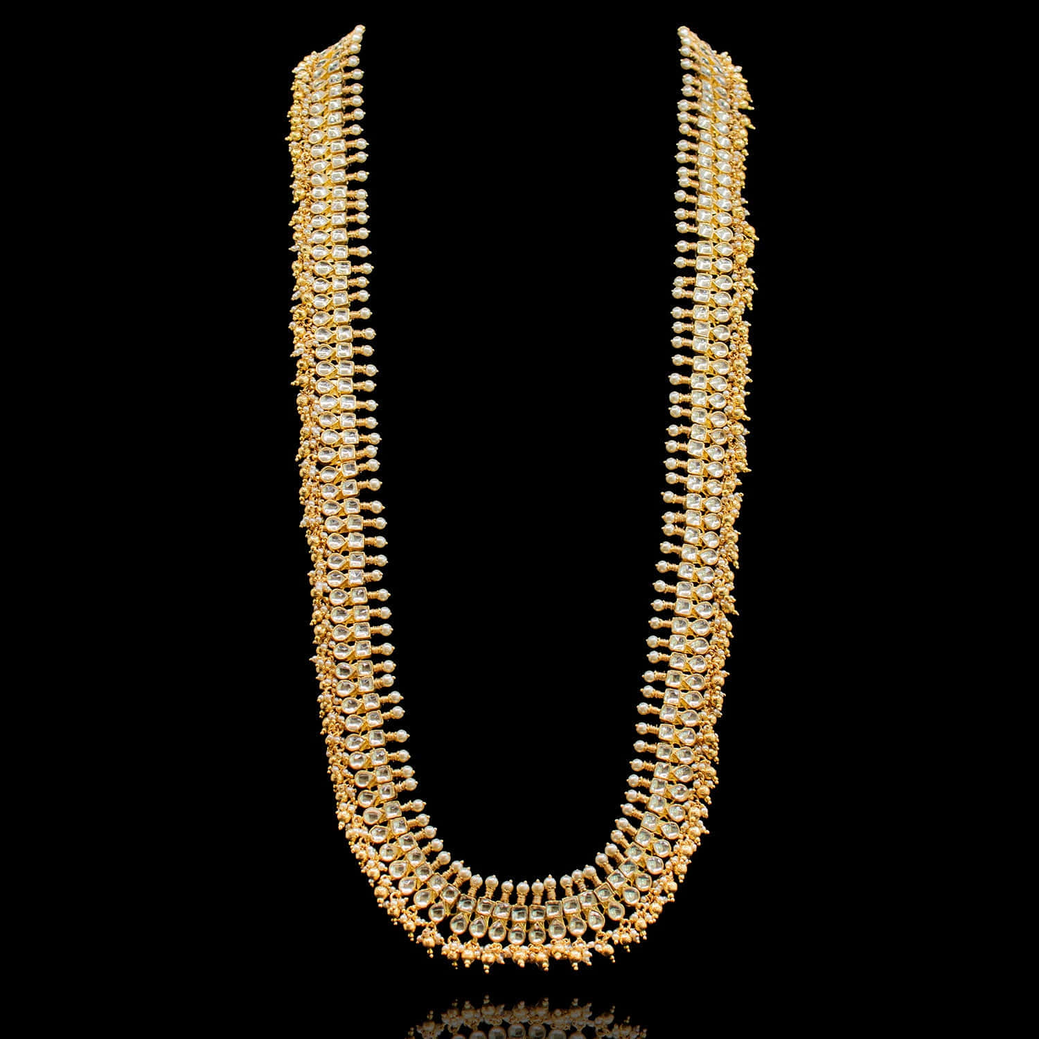A Gold Necklace With Diamonds And Pearls Wallpaper