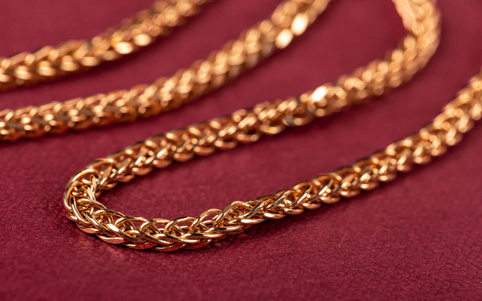 Classy Gold Chain Wallpaper