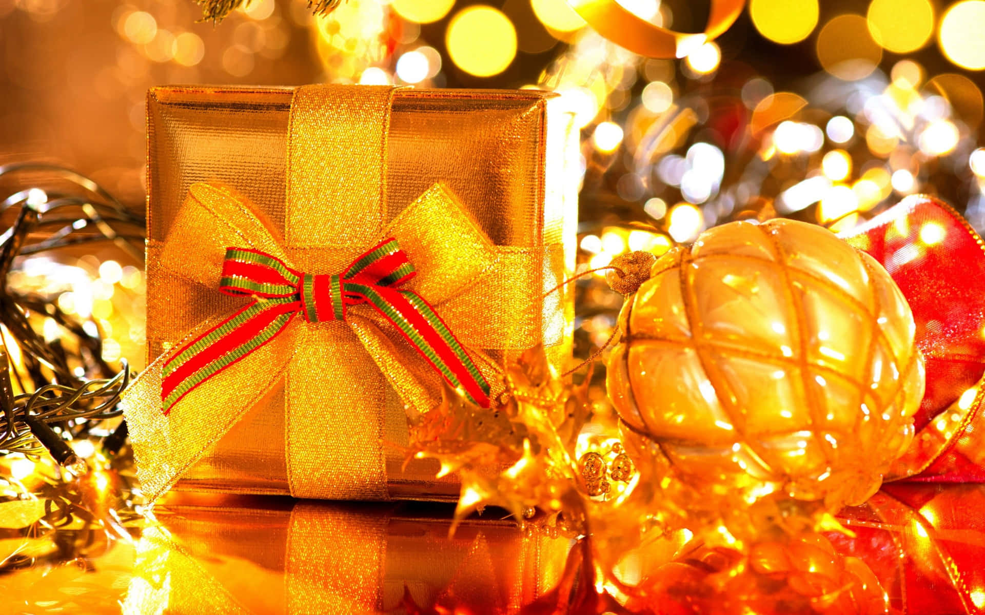 A Rich and Luxurious Gold Christmas