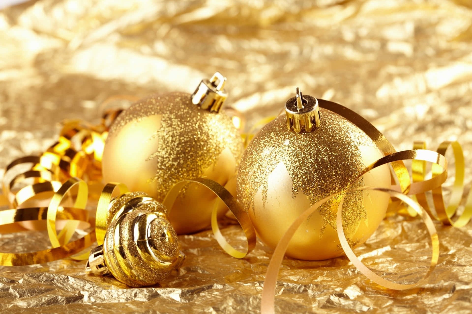 Holensie Sich Die Freude Von Weihnachten Mit Glitzernden Goldenen Ornamenten Nach Hause. Wallpaper