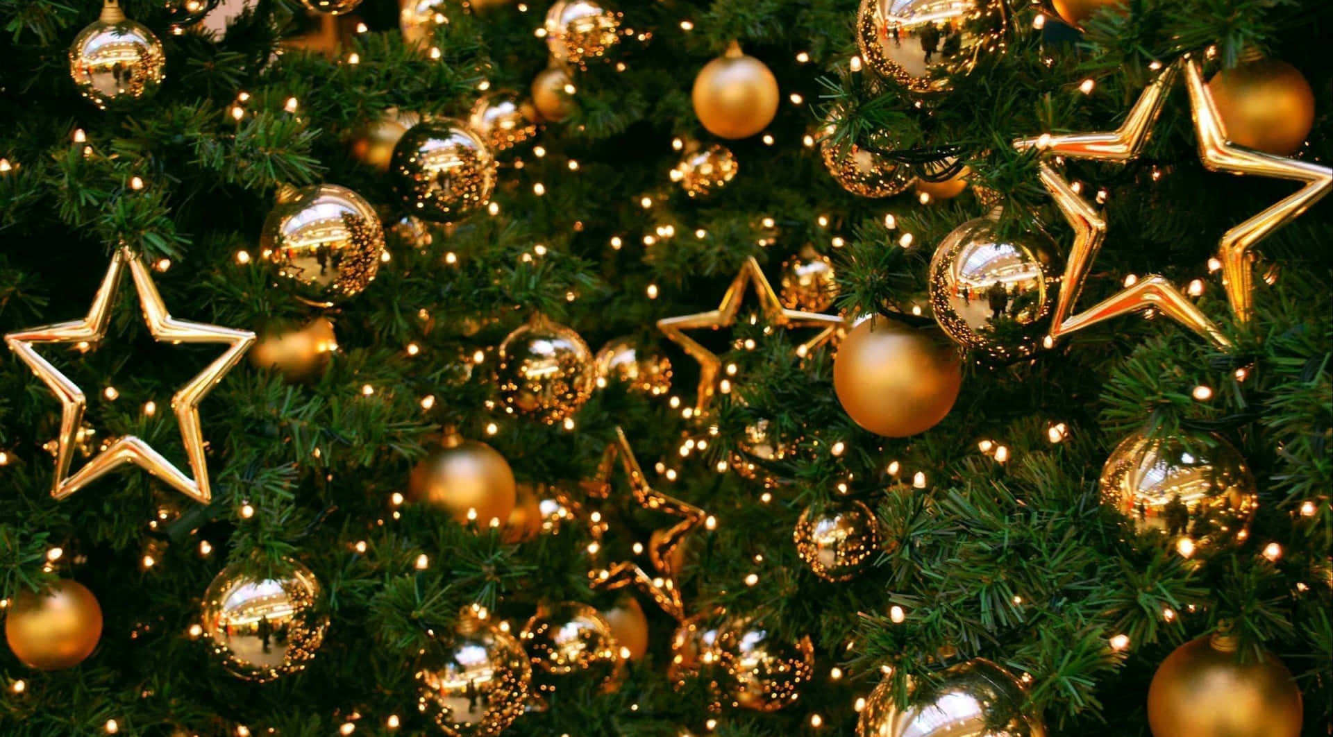 Juletræ med guldpynt og stjerner Wallpaper