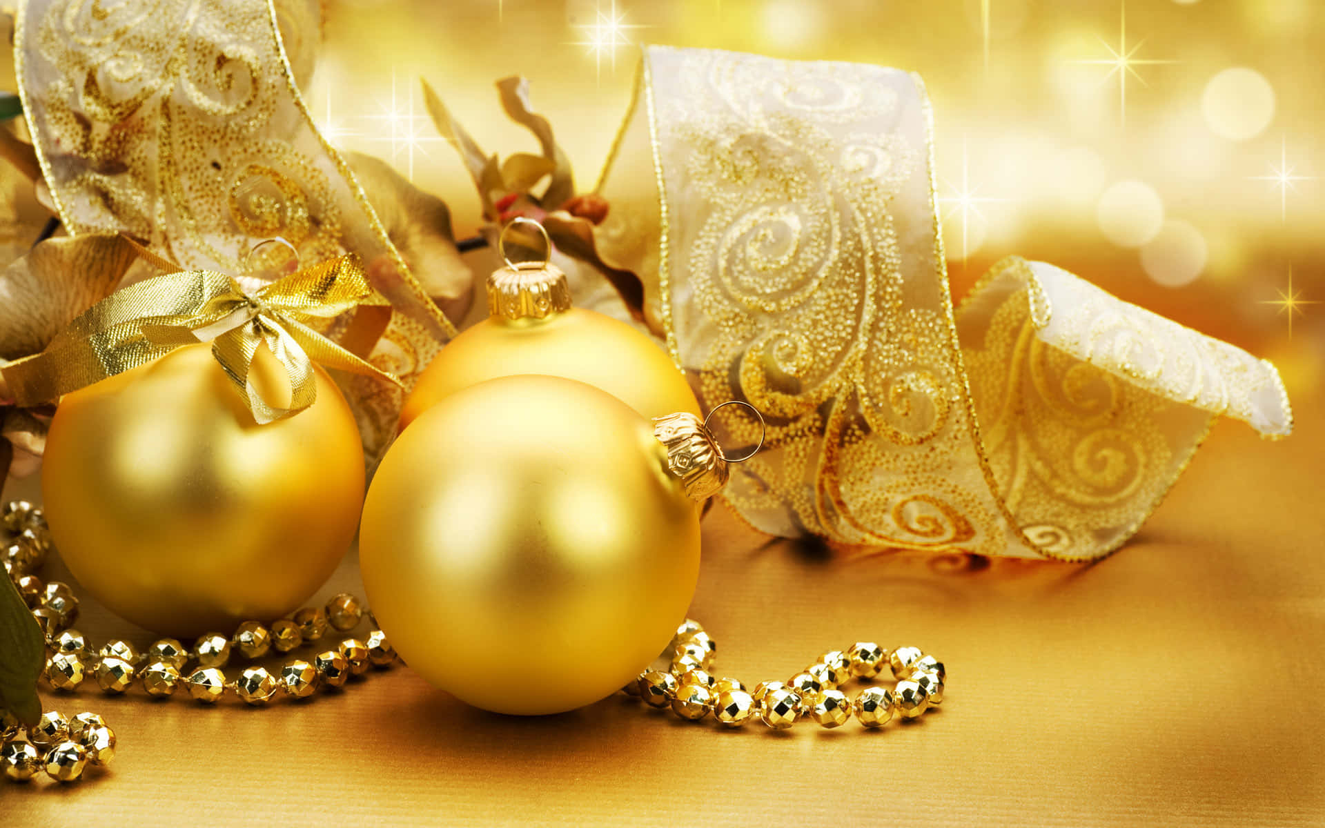 Celebrecom Estilo Este Ano Com Decorações De Natal Douradas. Papel de Parede