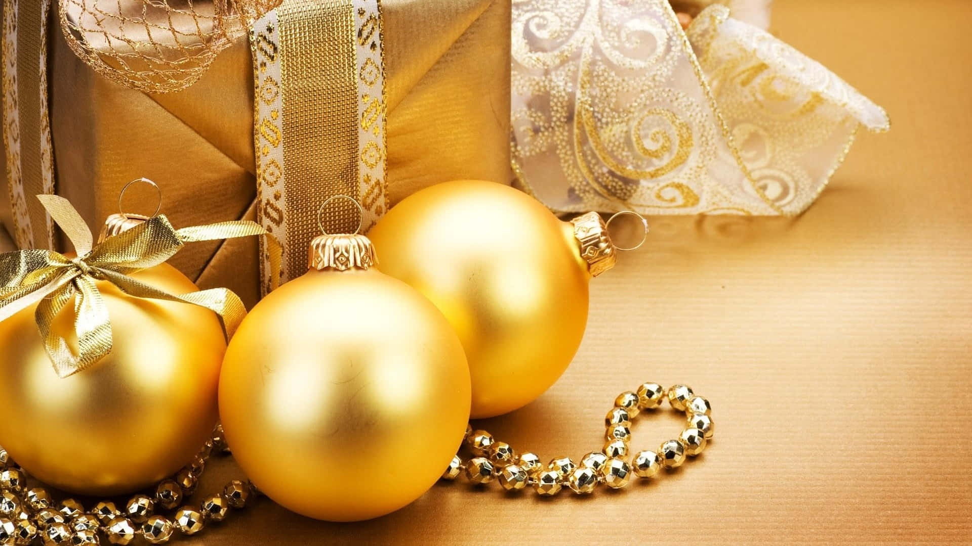 Umelegante Natal Dourado Com Uma Árvore Alinhada Na Neve E Ornamentos Cristalinos. Papel de Parede