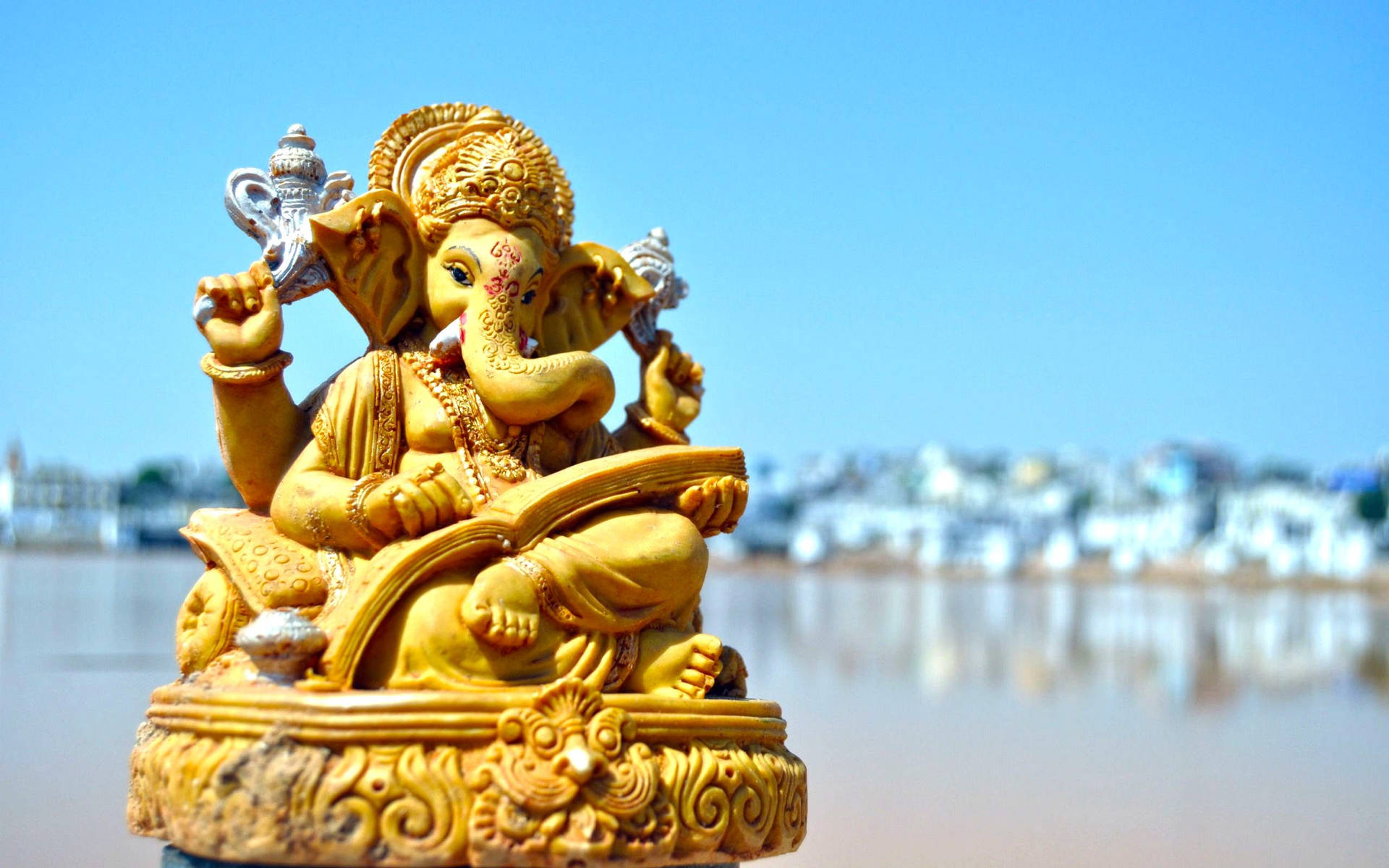Estatuade Ganesha Dorada En India. Fondo de pantalla