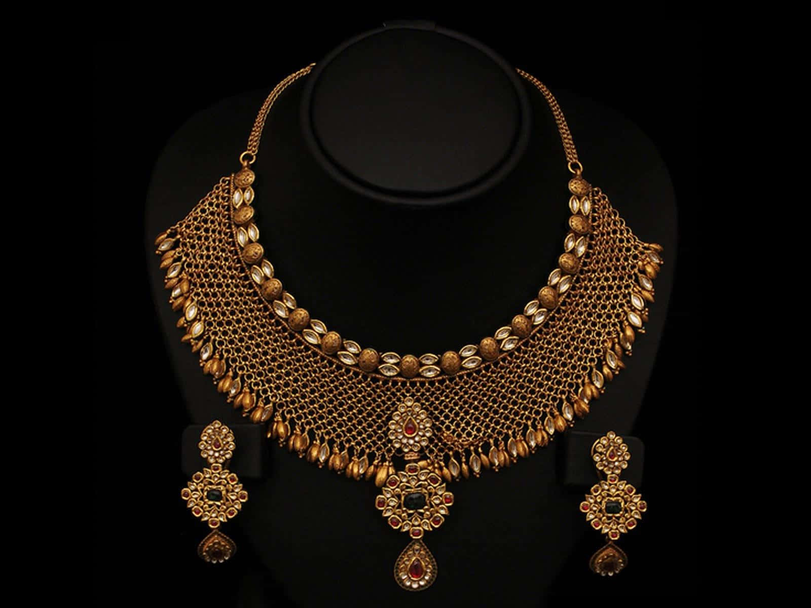 Experience luxury with exquisite gold jewellery.