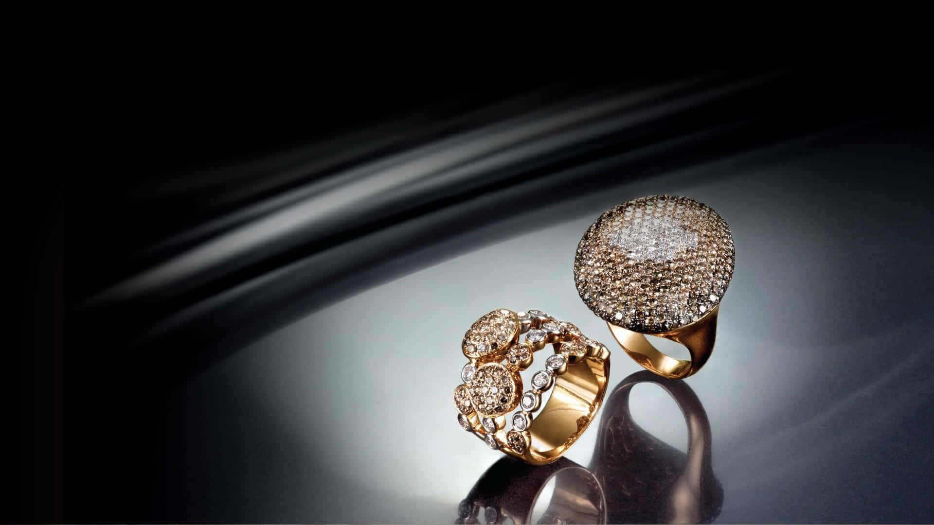 Show off your timeless style with exquisite gold jewellery