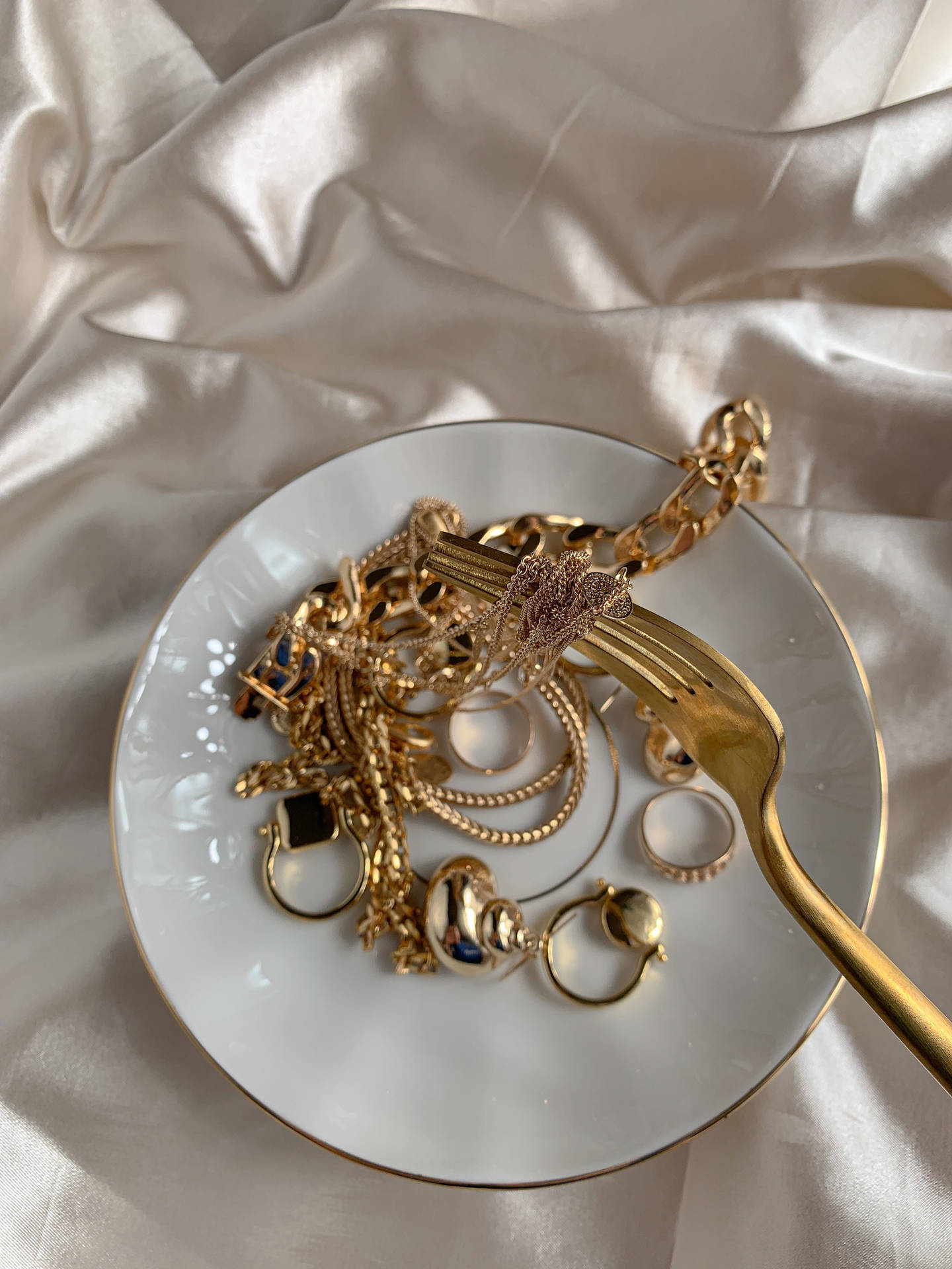 Gold Jewellery On A Plate Wallpaper