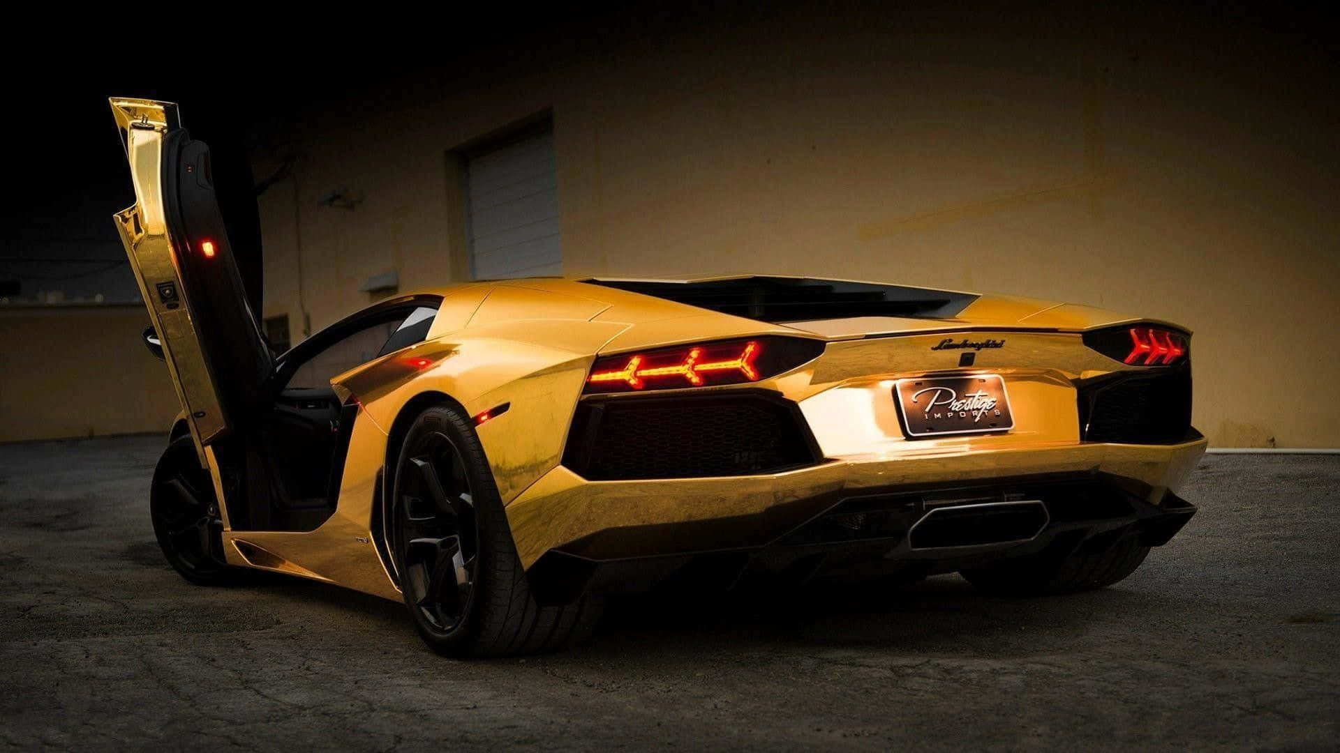 Tag køretøjet af en guld Lamborghini. Wallpaper