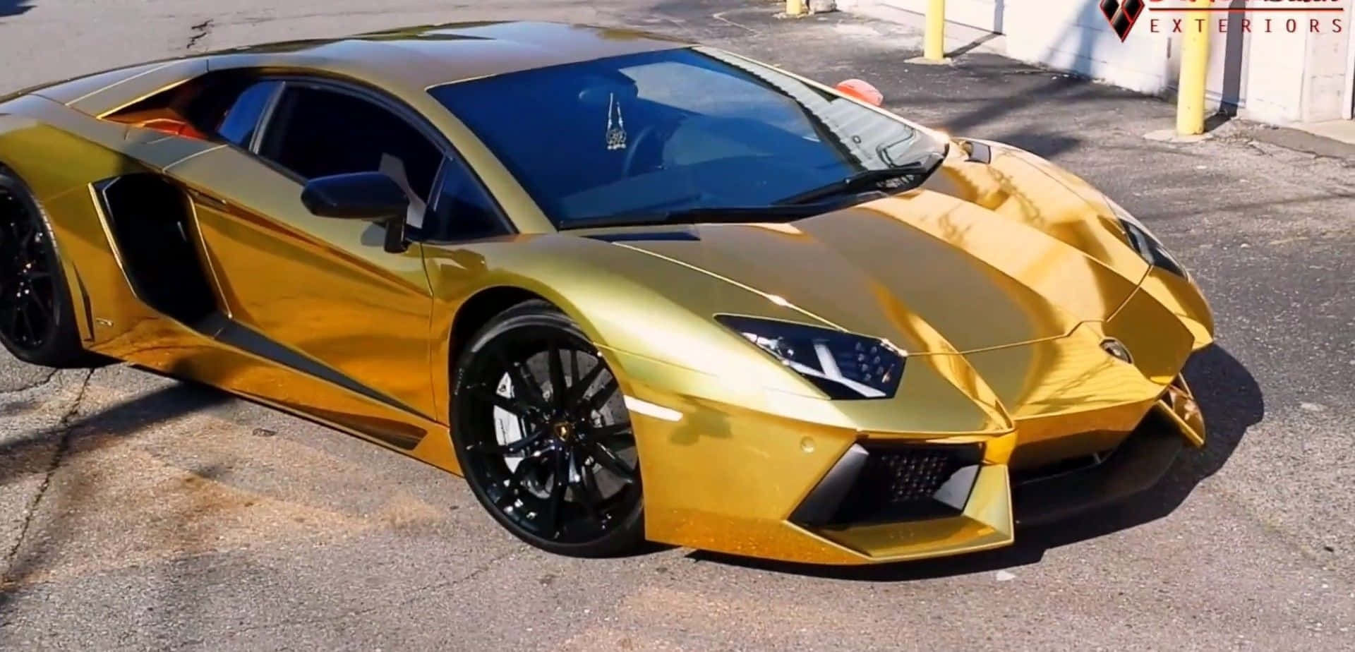 En luksuriøs guld Lamborghini i solnedgangen Wallpaper