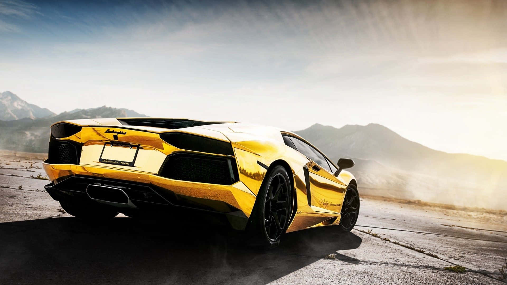 En guld Lamborghini bringer skinnen ind i din kørsel. Wallpaper