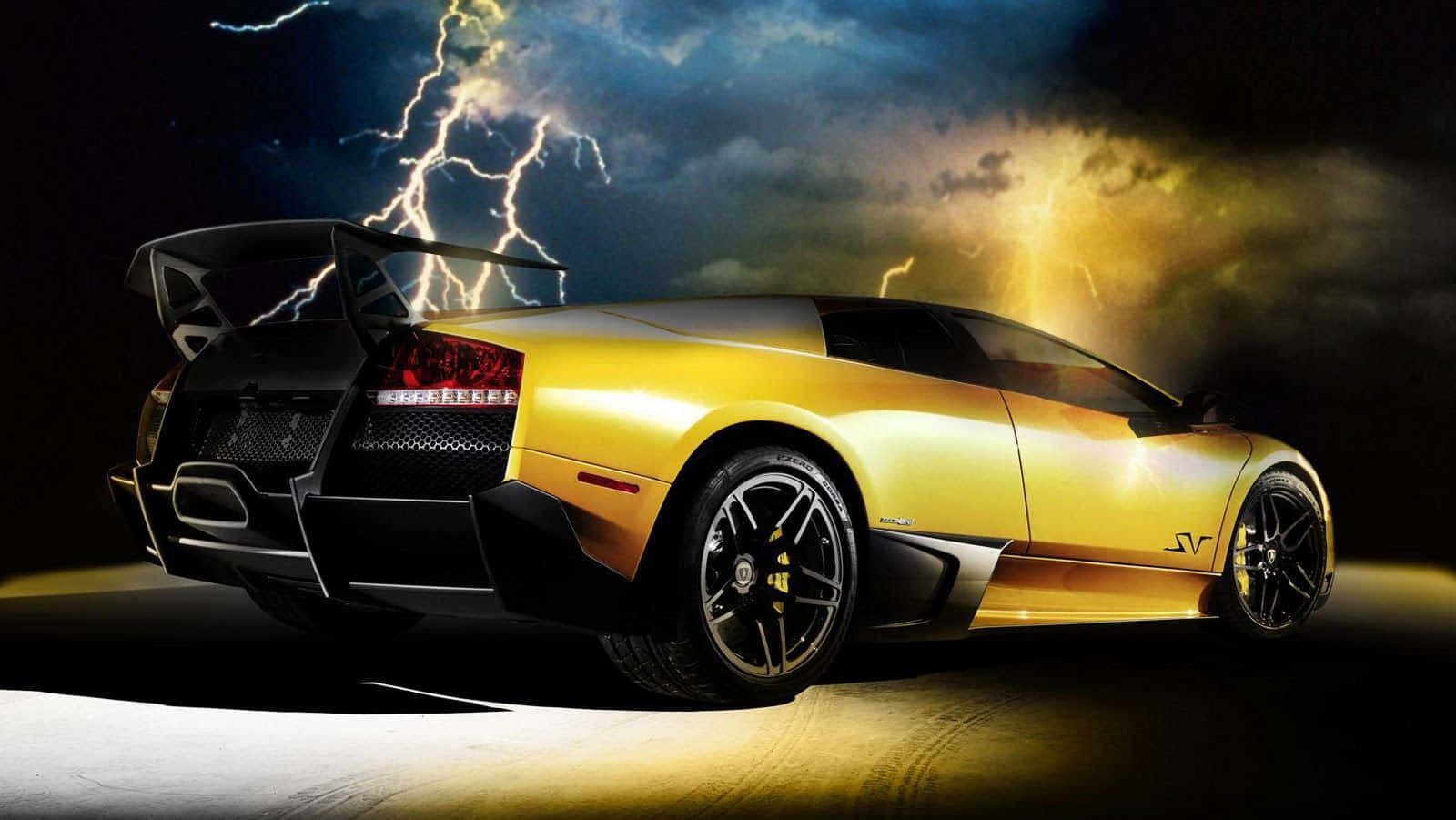 Luksus på hjul - Guld Lamborghini baggrund. Wallpaper