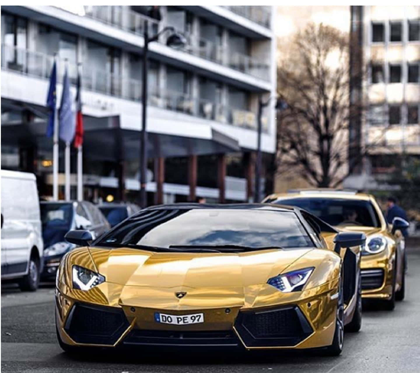 Eingoldener Lamborghini Parkt Auf Der Straße. Wallpaper