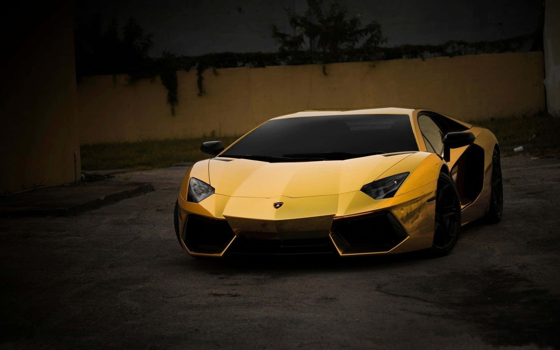 Steigensie Hinters Steuer Eines Luxuriösen Lamborghini In Gold Wallpaper