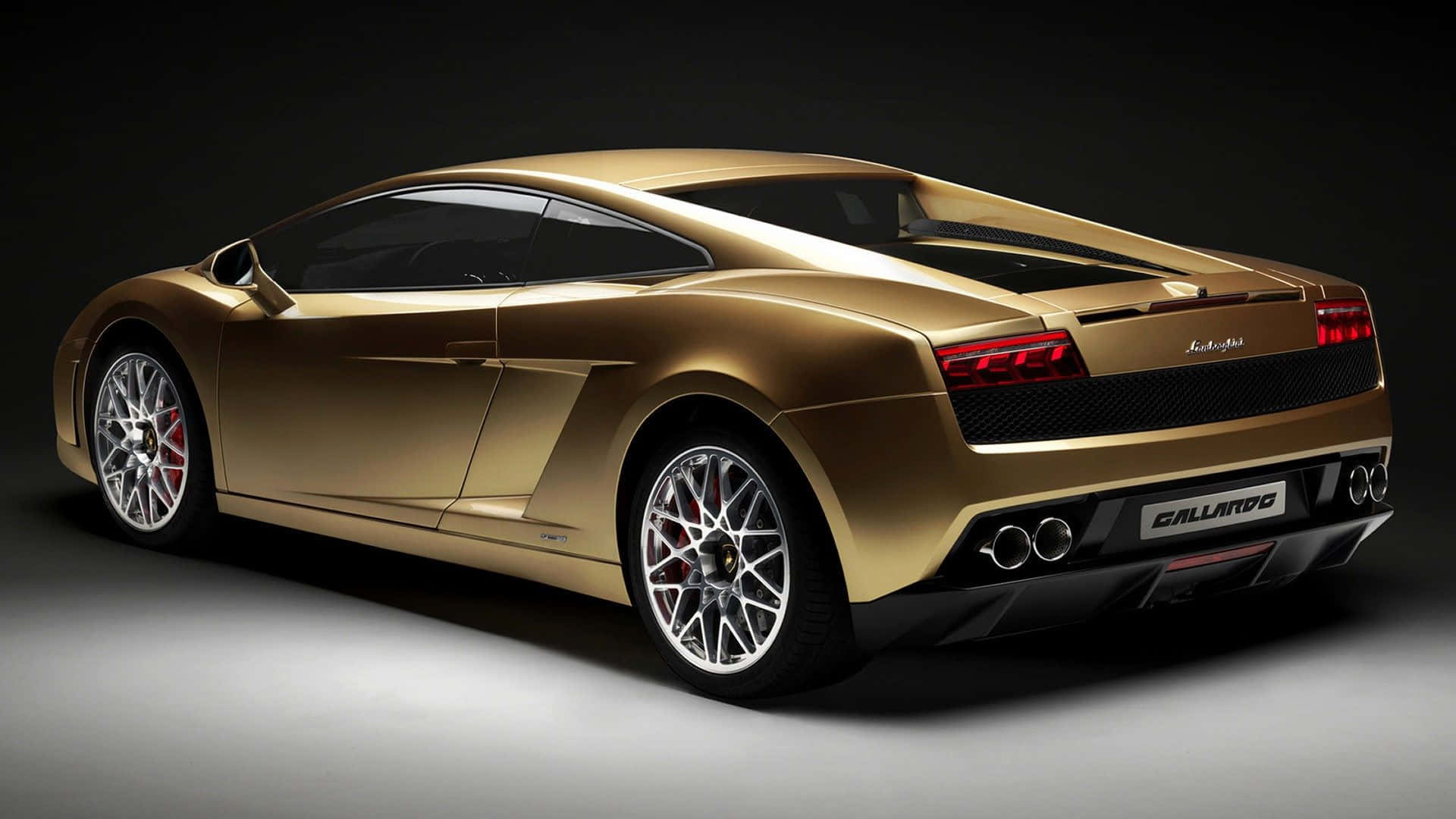 En guld Lamborghini parkeret ved solnedgang. Wallpaper