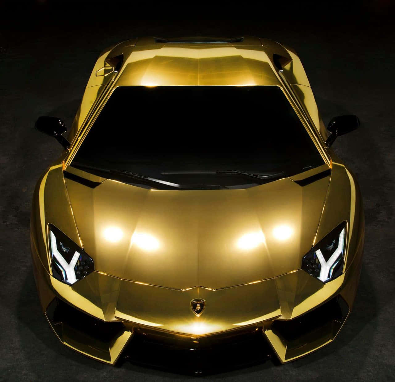 Oplev luksusen med en guld Lamborghini Wallpaper