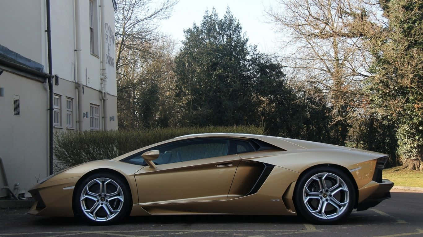 Upplevexotisk Lyx I Denna Guld Lamborghini På Din Datorskärm Eller Mobilbakgrund. Wallpaper