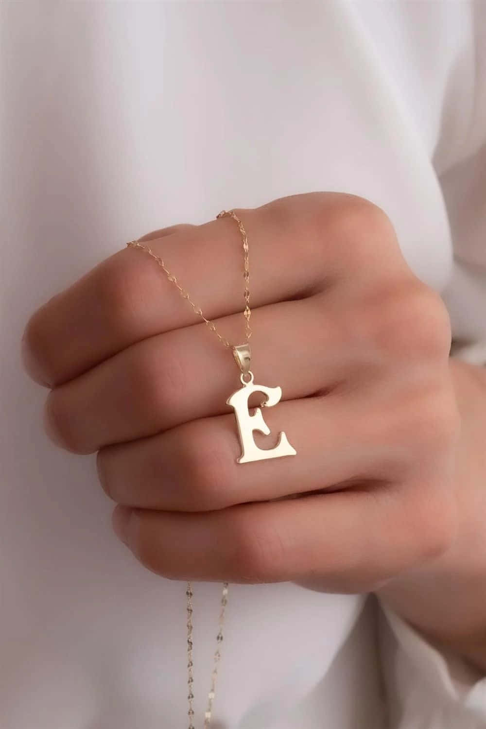 Gold Letter E Pendant Necklace Wallpaper