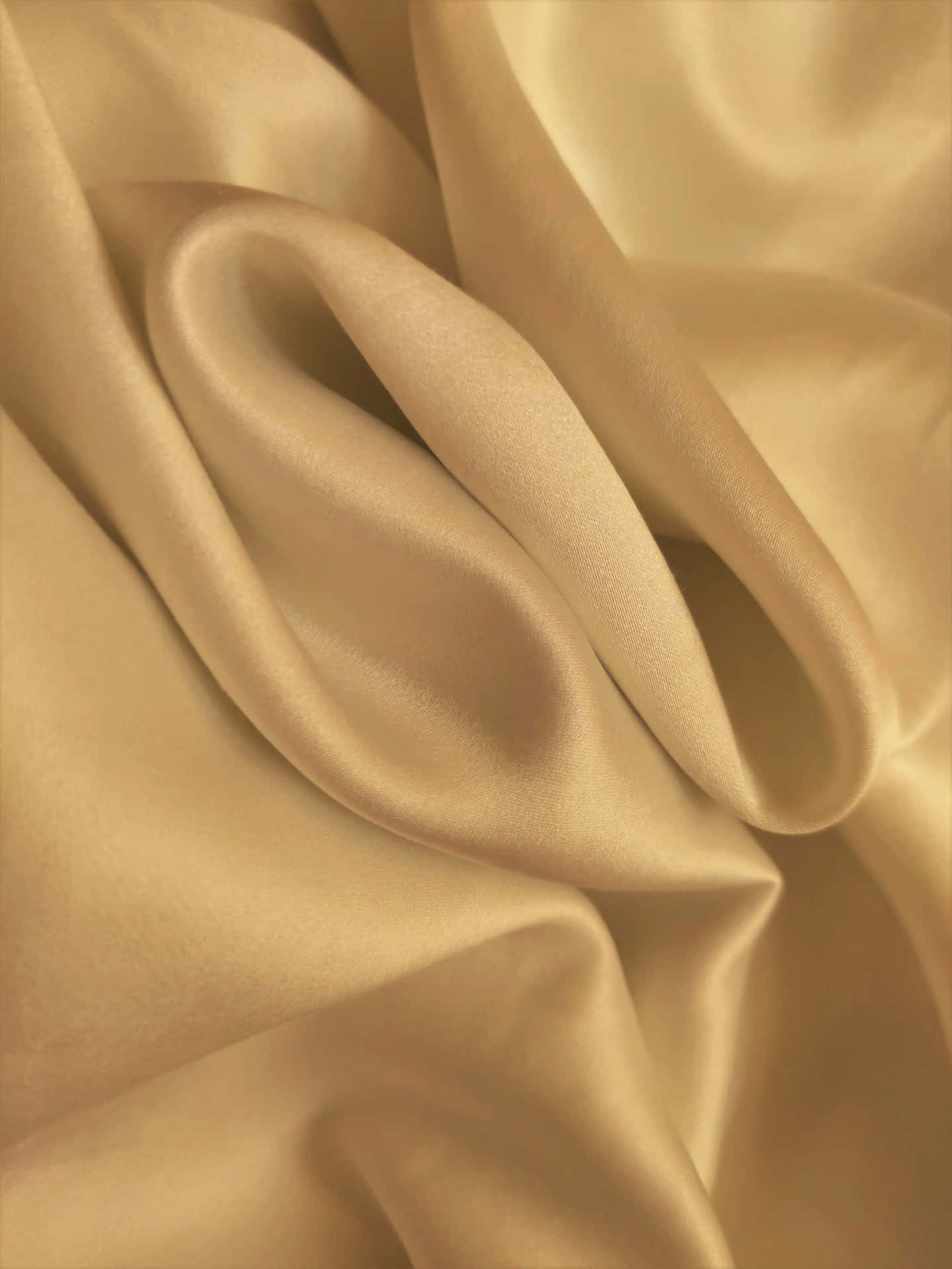 Et tæt billede af et beige silke stof med en subtil sølv mønster Wallpaper