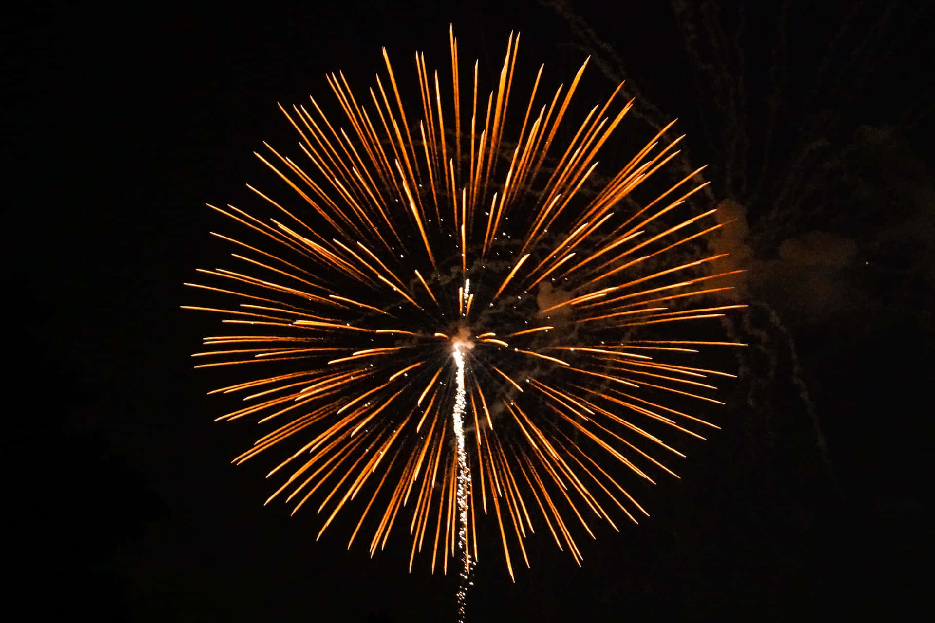 Goldeneglitzernde Explodierende Feuerwerk Hintergrund