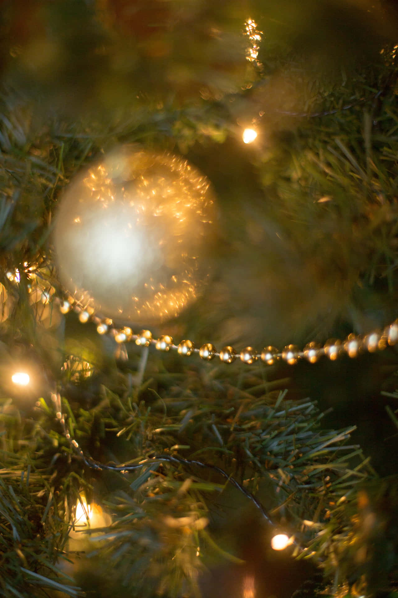 Fondode Pantalla Con Brillantes Ornamentos De Navidad Dorados.