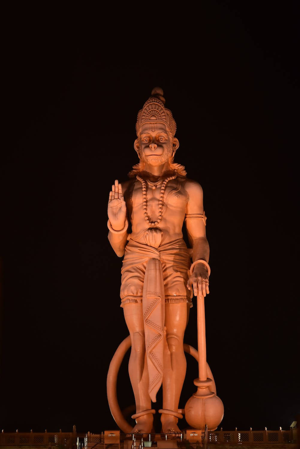 Estátuadourada De Hanuman Azul E Preto. Papel de Parede