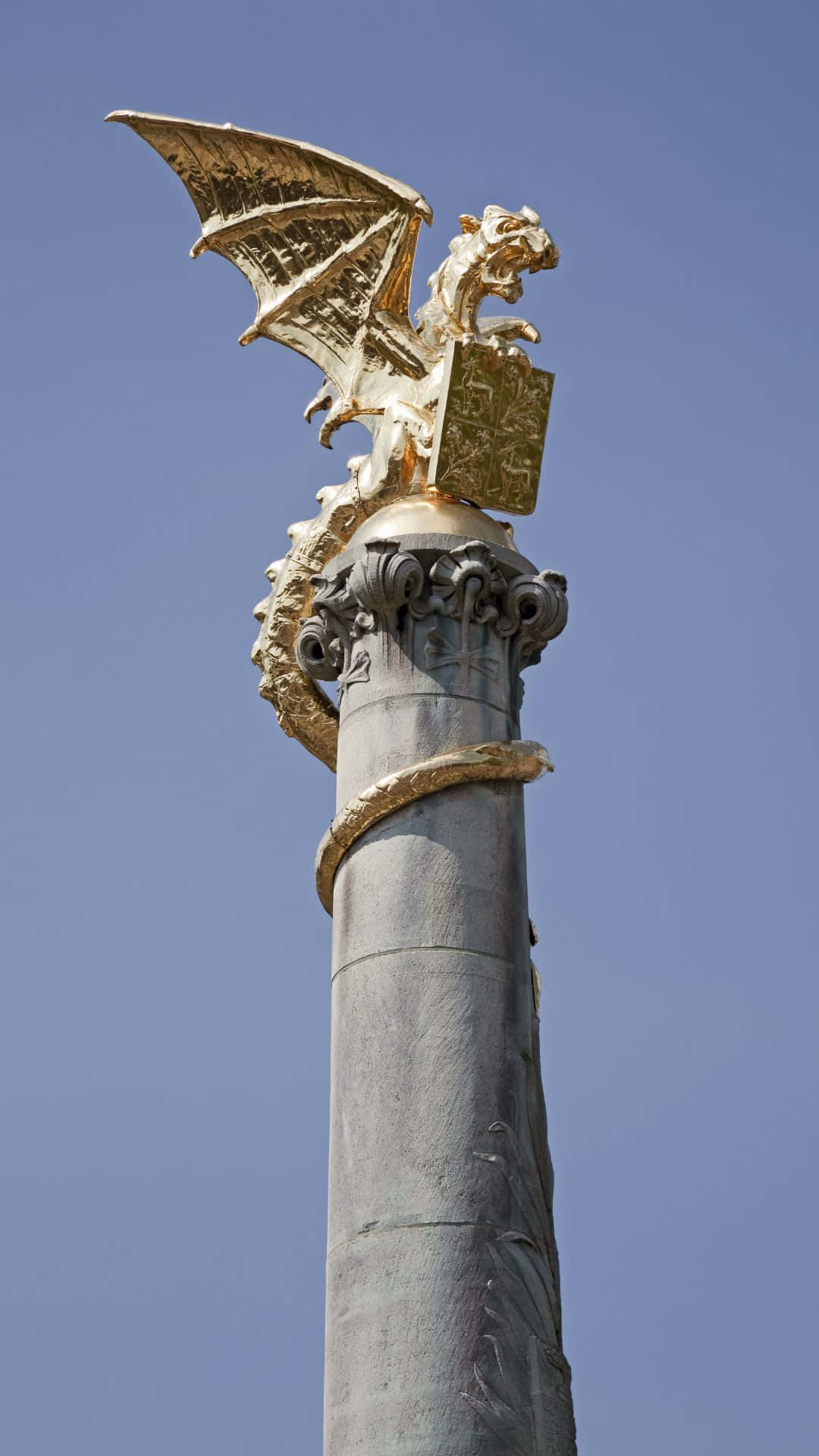 Gouden Draak Standbeeld Op Kolom Achtergrond